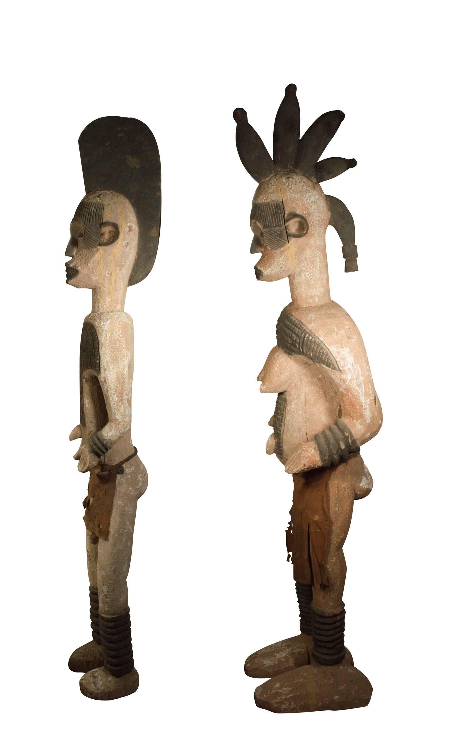 Zwei Ibo (Igbo)-Szenenfiguren, zwei Holzstatuen aus Nigeria  – Sculpture von Unknown