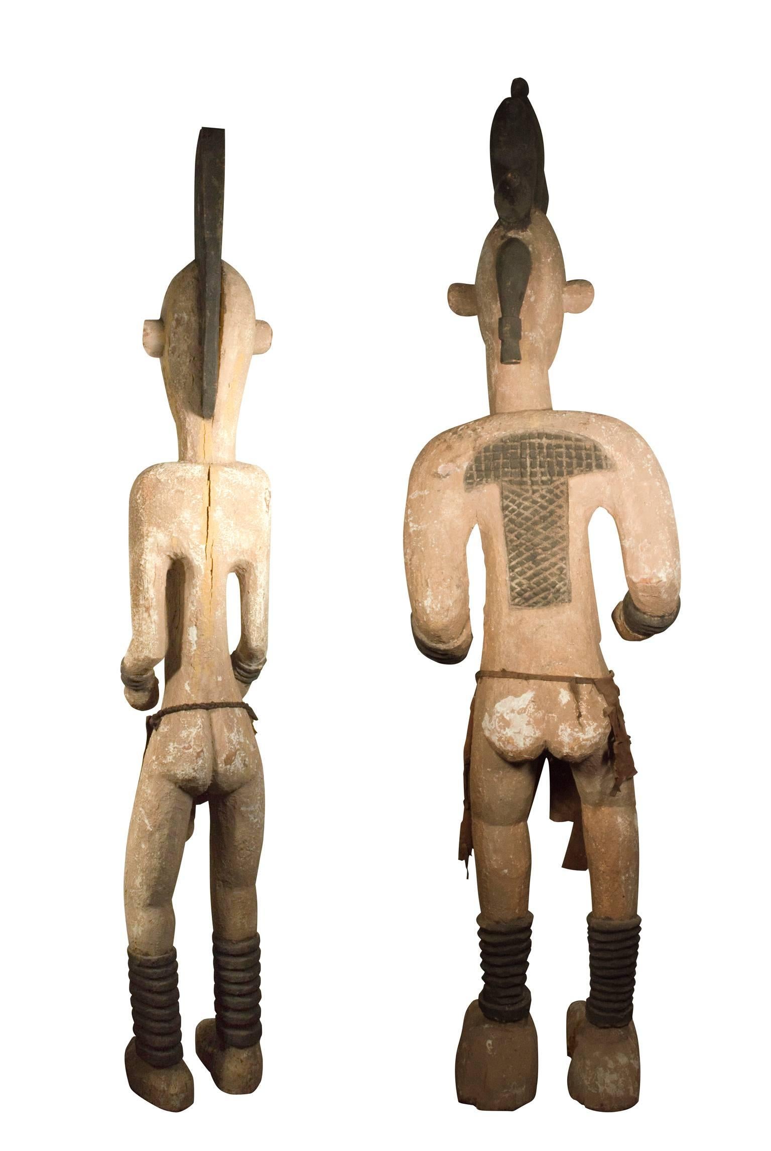 Zwei Ibo (Igbo)-Szenenfiguren, zwei Holzstatuen aus Nigeria  (Braun), Figurative Sculpture, von Unknown