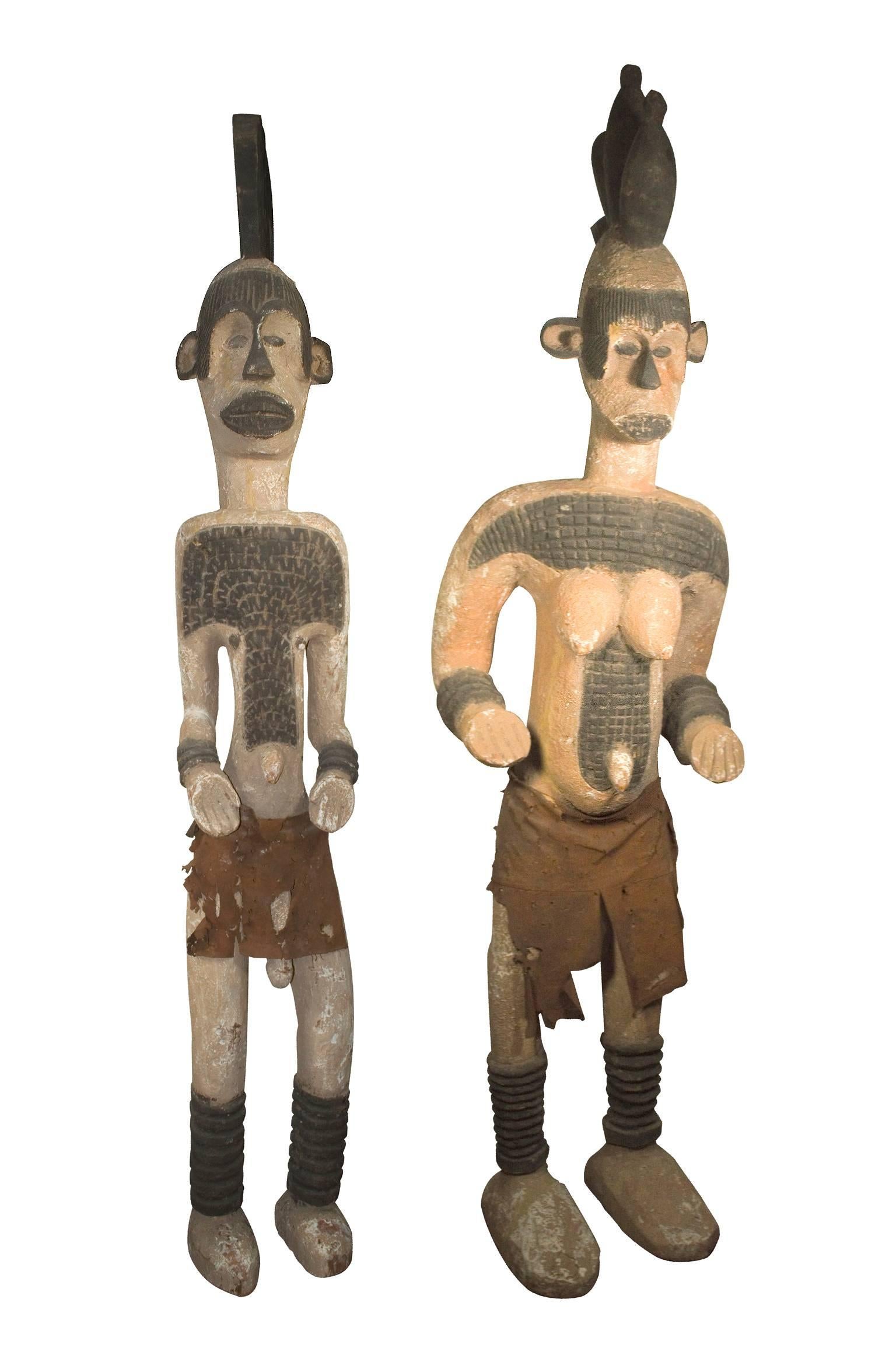 Ein Paar afrikanische Ahnenfiguren aus Holz und Stoff aus Nigeria. 
Als Set kaufen. 
Männliche Größe: 77