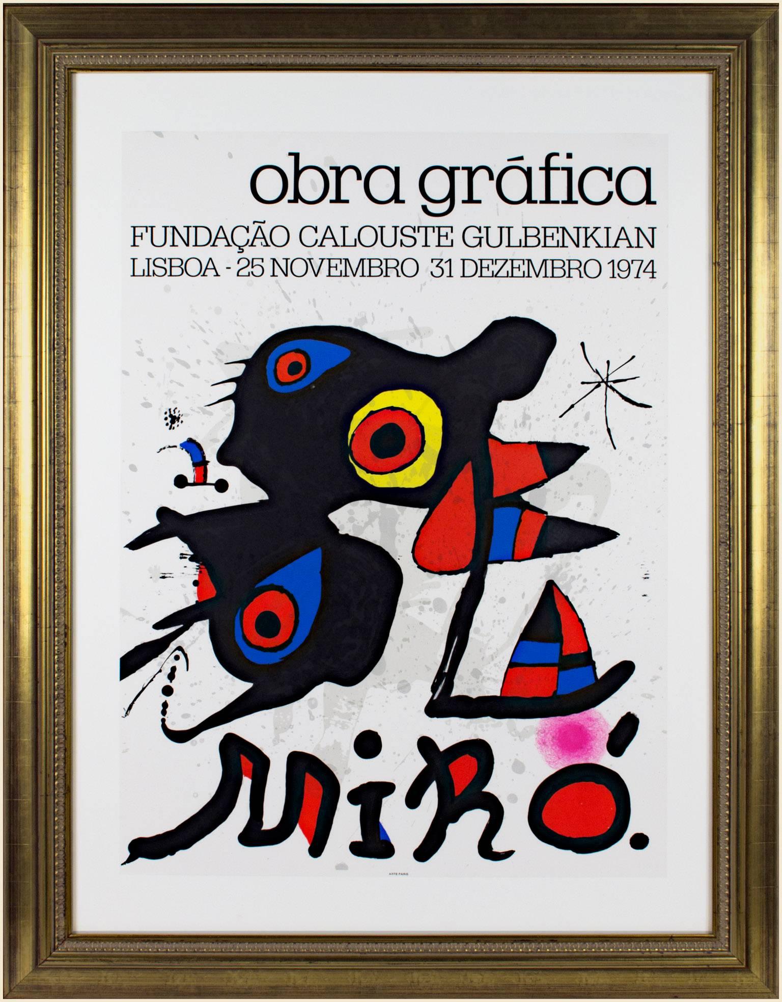 Affiche lithographique abstraite de la fin du 20e siècle, en noir, jaune, rouge et bleu, avec texte - Print de Joan Miró