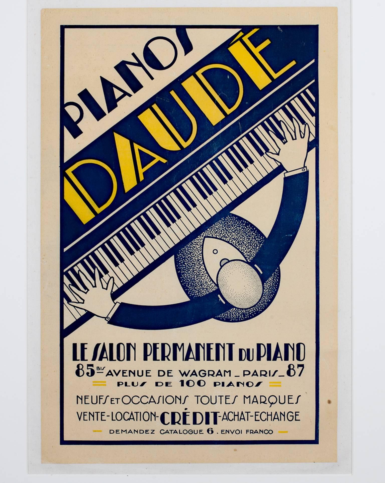 "Pianos Daude" est une affiche lithographique originale en couleur. Cette affiche présente une vue aérienne d'un homme en costume jouant du piano. Le texte et le dessin de l'affiche sont de style art déco. 

16 1/2" x 10 5/8" art.
27 3/4" x 22 1/4"