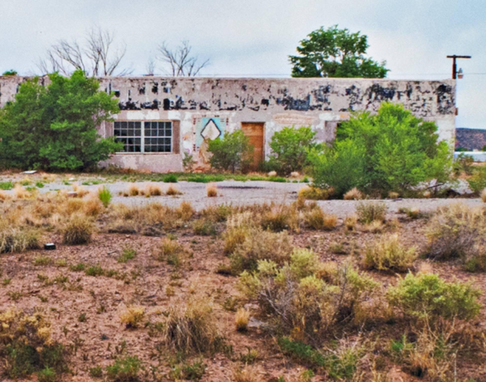 Photographie de paysage contemporain bâtiment arbres ciel graffiti désert signée en vente 1