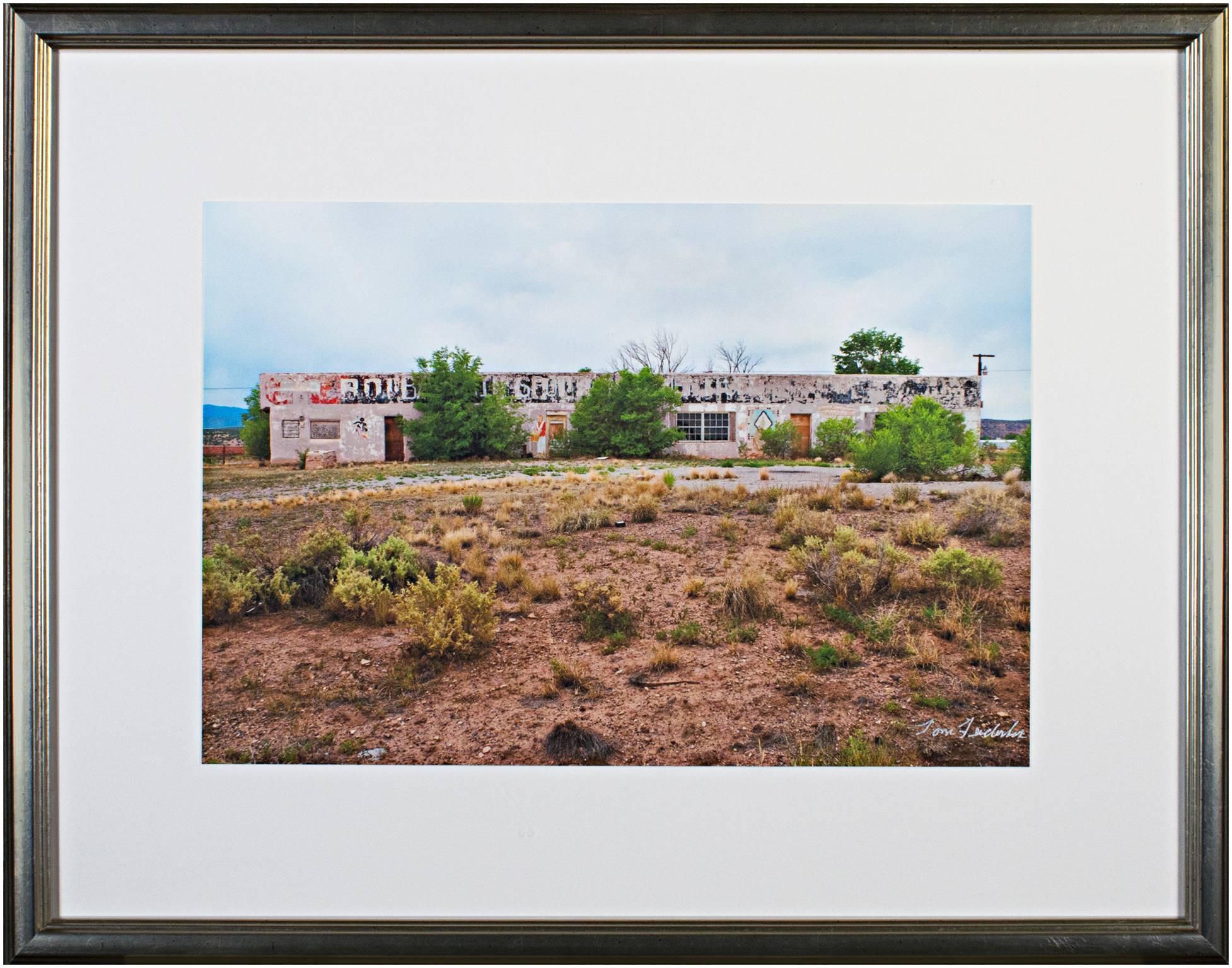 Photographie de paysage contemporain bâtiment arbres ciel graffiti désert signée en vente 2