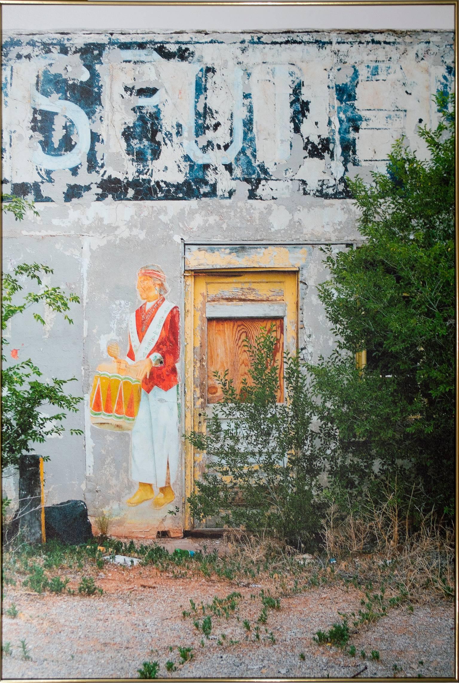 "Curio Shop Entrance, New Mexico" ist eine auf Leinwand gedruckte Farbfotografie, die unten rechts vom Künstler Thomas Ferderbar signiert ist. Es zeigt eine graue Wand mit verblassenden gemalten Verzierungen. 

Kunstwerk Größe: 55" x 37 3/4"
Rahmen