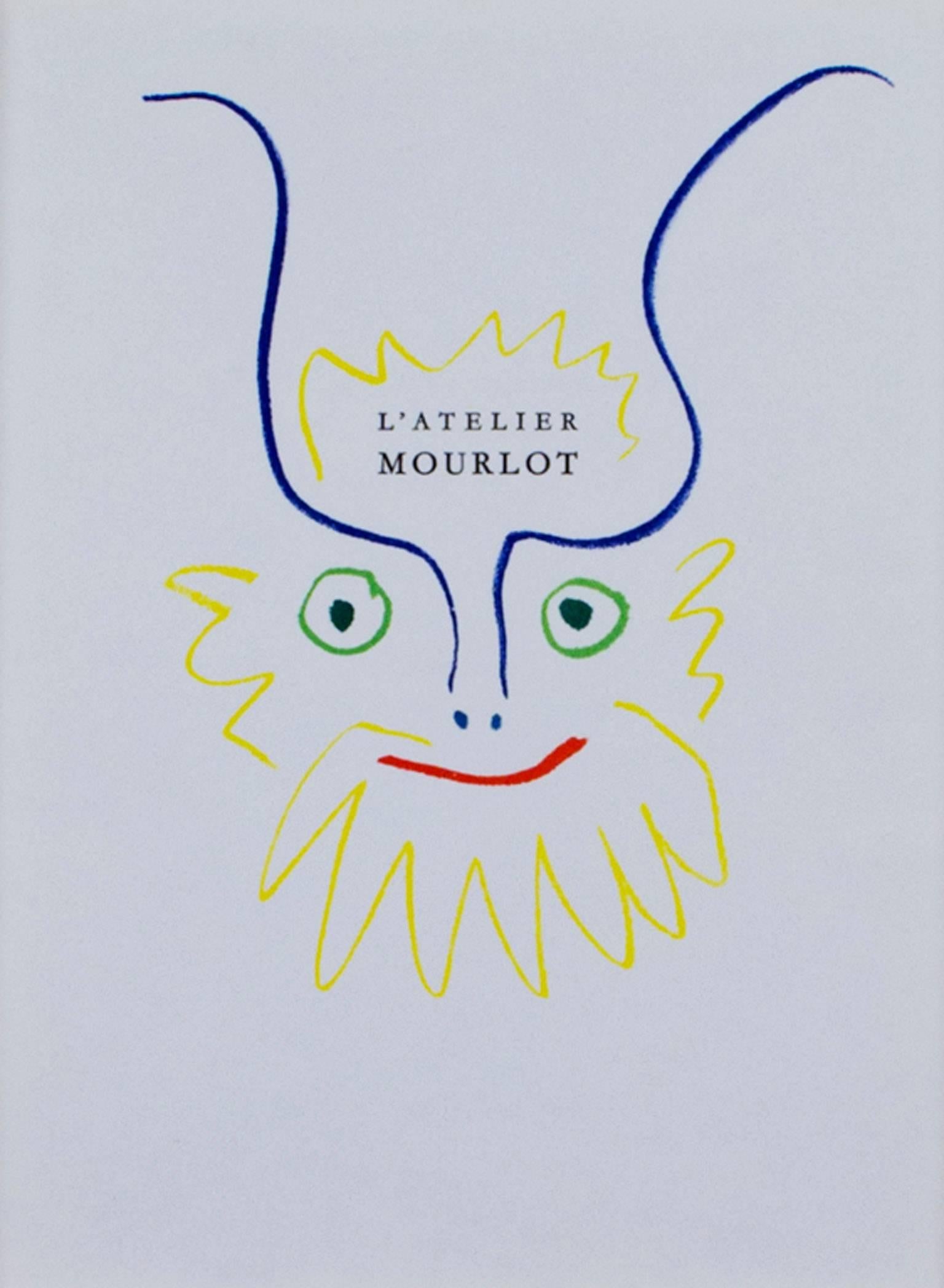 "L'Atelier Mourlot Titelblatt" ist eine originale Farblithographie von Pablo Picasso. Es zeigt ein vereinfachtes lächelndes Gesicht in den Farben Blau, Rot, Gelb und Grün mit dem Text "Mourlot Workshop" in Schwarz über dem Gesicht. Dieses Bild wurde