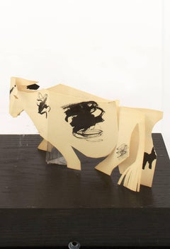 "Vaca", escultura de papel recortado y dibujo a tinta de Schomer Lichtner