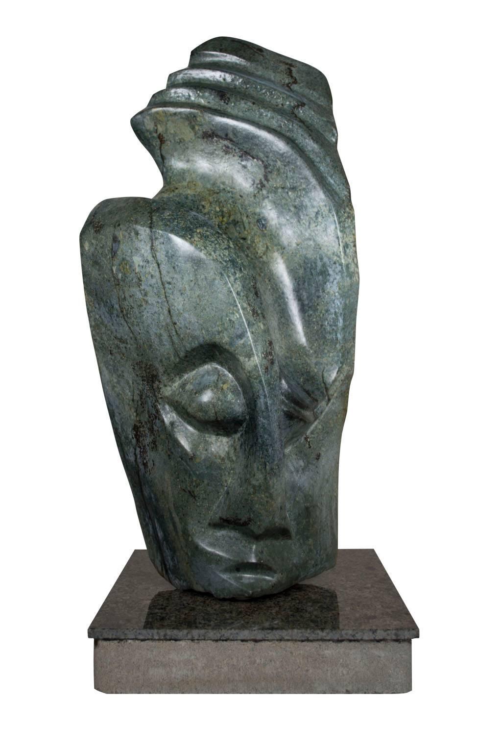 "Shona Chief" est une sculpture originale en serpentine signée par l'artiste Chemedu Jemali. Ce sculpteur travaille dans la tradition shona du Zimbabwe. La sculpture représente la tête abstraite d'un homme et pèse 40 kg. La signature est au