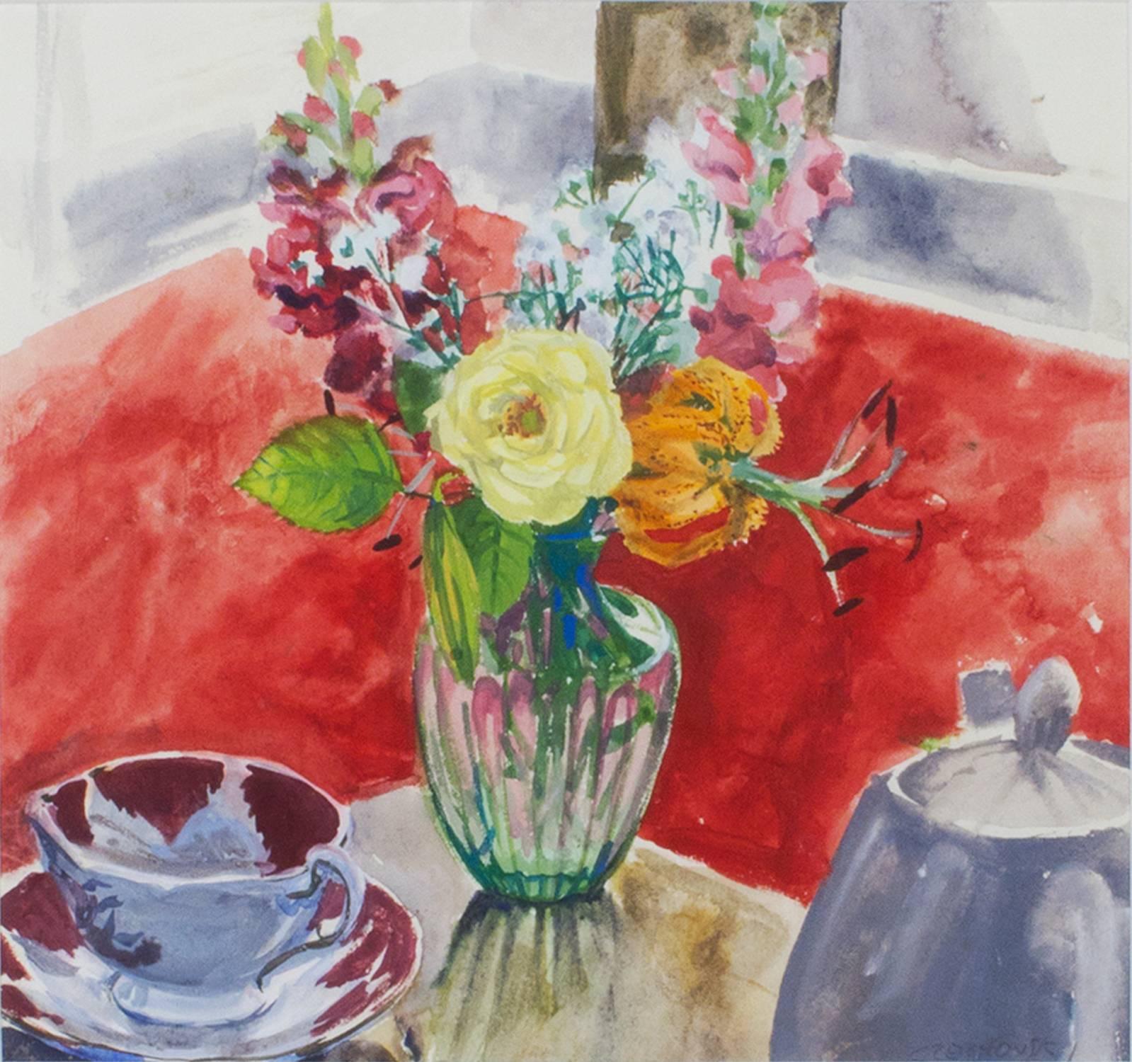 "Blumenvase und Teetasse" ist ein Original-Aquarell von Alicia Czechowski. Das Gemälde zeigt einen zum Tee gedeckten Tisch vor einem roten Hintergrund, der möglicherweise an Meisterwerke der modernen Kunst wie das "Rote Zimmer" von Henri Matisse