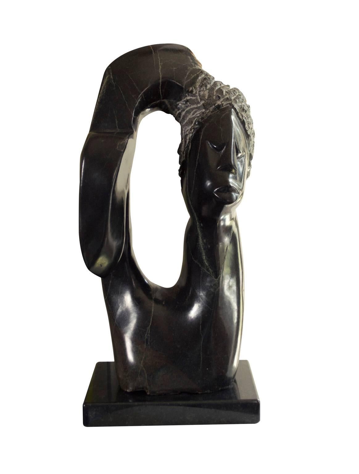 "Mermaid" est une sculpture unique en pierre à ressort réalisée par l'artiste shona Farai Darare. Il représente le visage d'une femme et un corps abstrait qui s'enroule autour pour encadrer un ovale d'espace négatif. Cette pièce est sculptée de