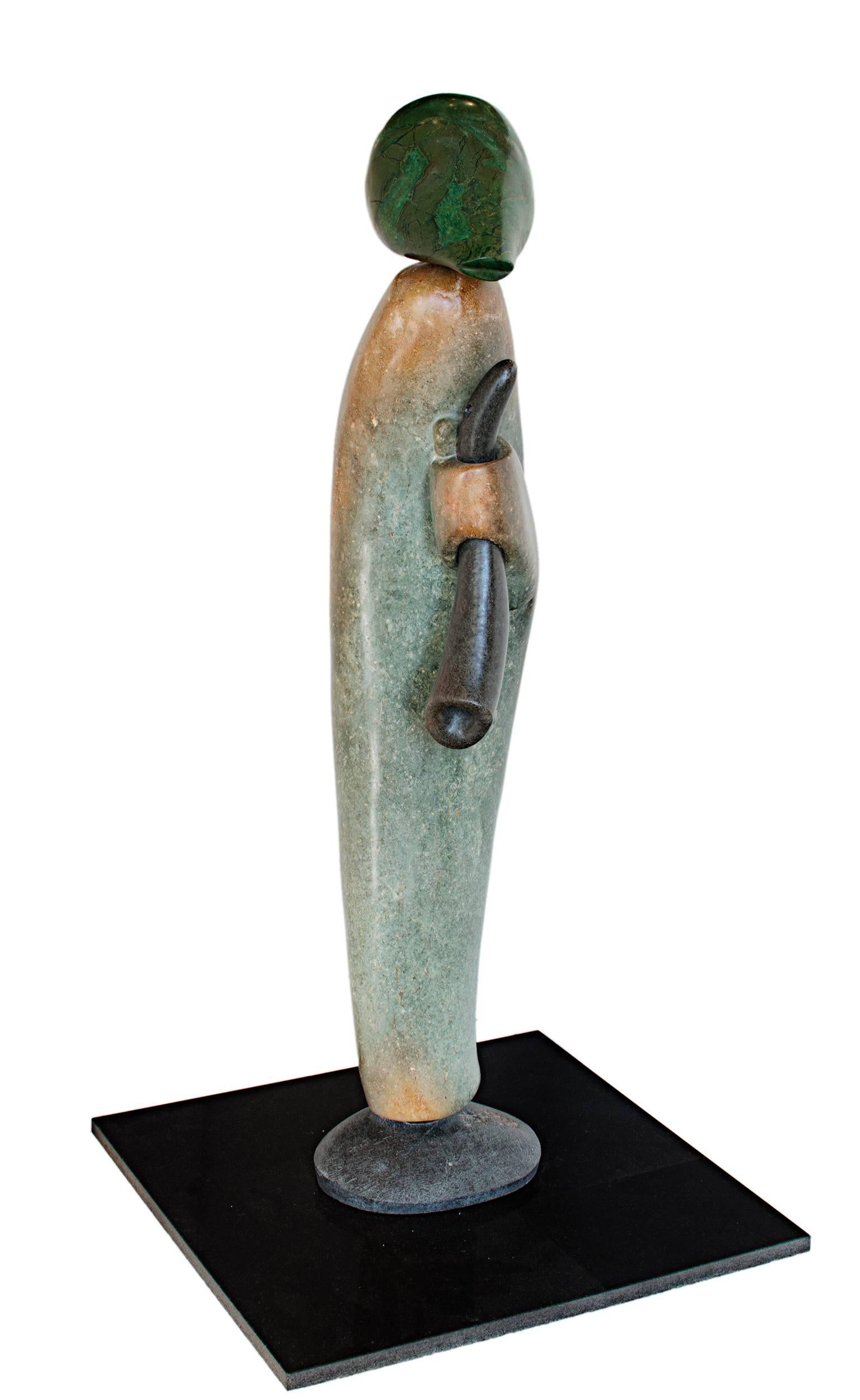 Figurative Sculpture de Aaron Perkins Chikumbirike - "Espíritu médium", ópalo amarillo, jade verde y opalina, firmado por Aaron Chikumbirike