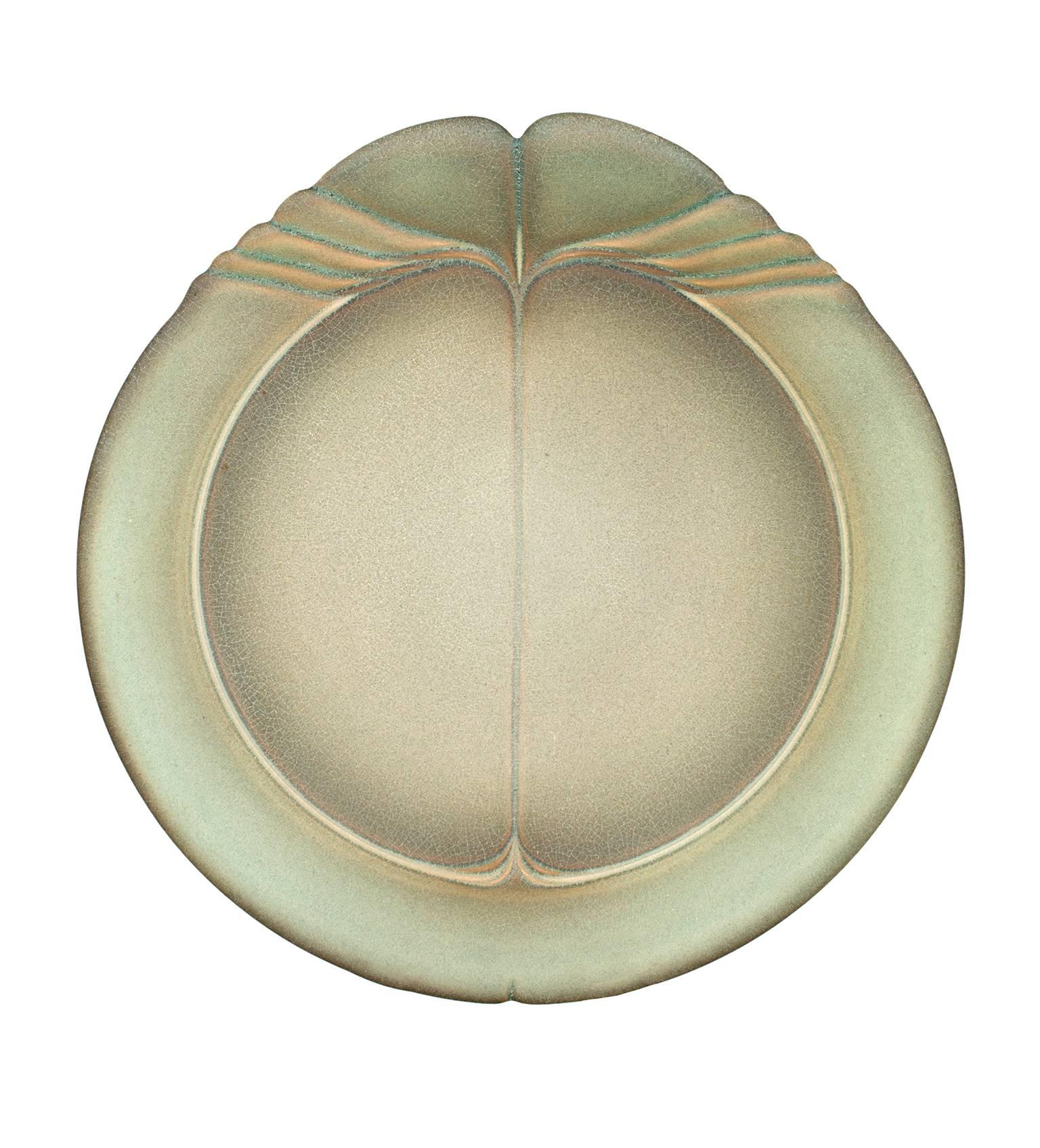 "Plato" es un plato de cerámica de Wayne Fischer, un artista de Milwaukee que vive en Francia. Es de color verde claro y beige e incluye formas orgánicas parecidas a las semillas.

14" de diámetro

En Francia desde 1986, el artista estadounidense