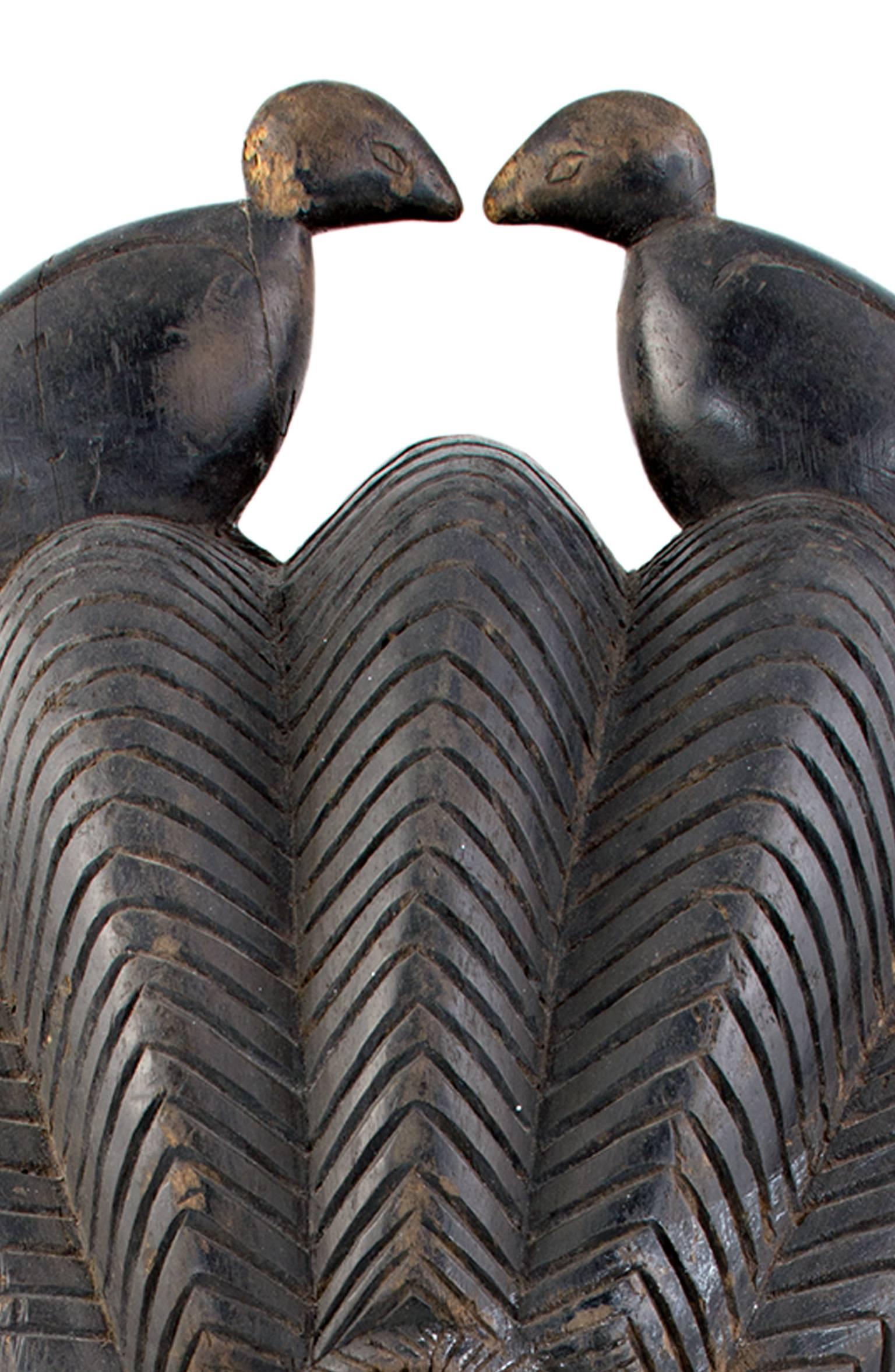 Questa maschera è stata scolpita a mano da un artista sconosciuto della tribù Mende in Sierra Leone, Africa. Raffigura un volto con gli occhi bassi, i capelli in fila e due uccelli sulla parte superiore. 

16