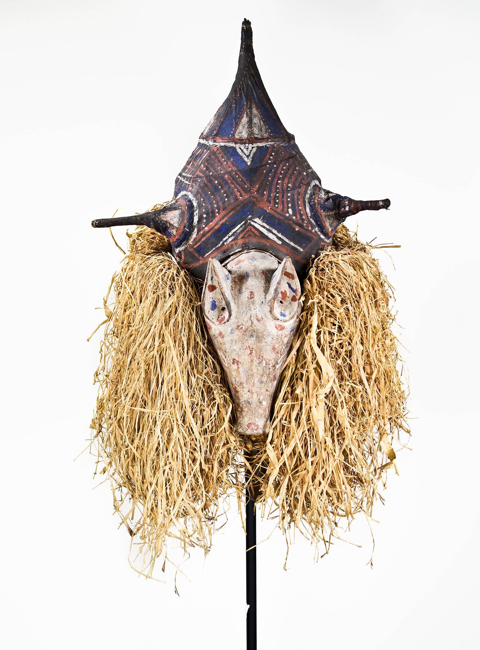 Masque cérémoniel Yaka---Zaire, masque en bois, fibres et peinture  - Sculpture de Unknown
