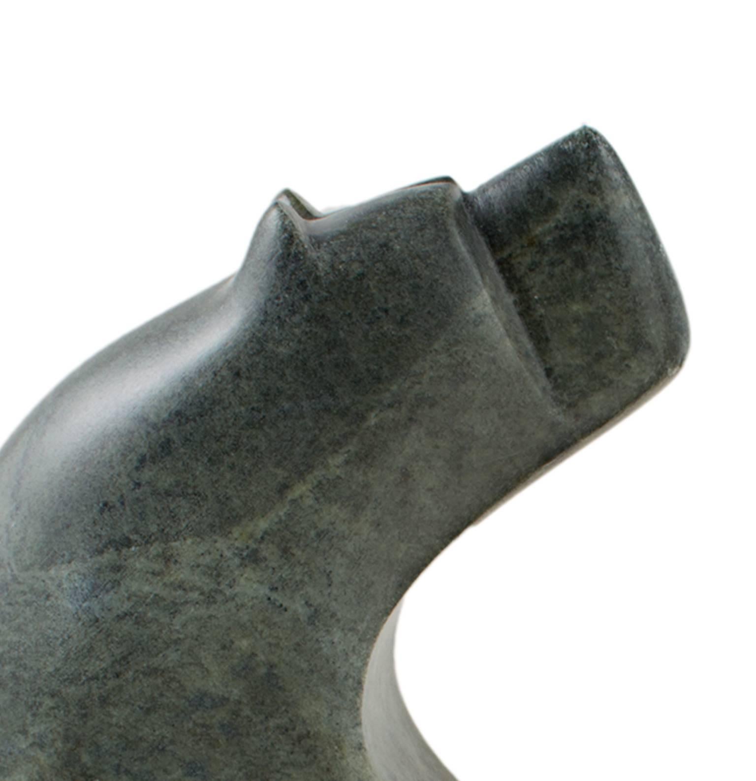 « Aigle et ours, » Soapstone verte du Brésil de William Skye en vente 3
