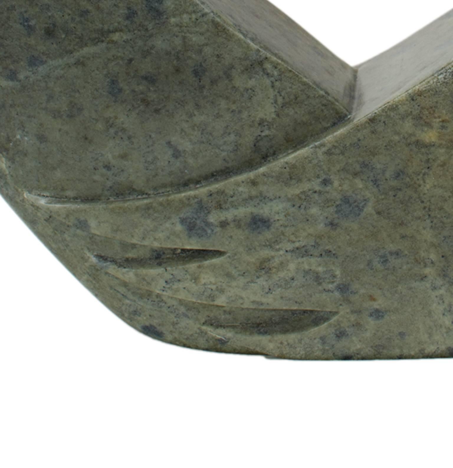 « Aigle et ours, » Soapstone verte du Brésil de William Skye en vente 4