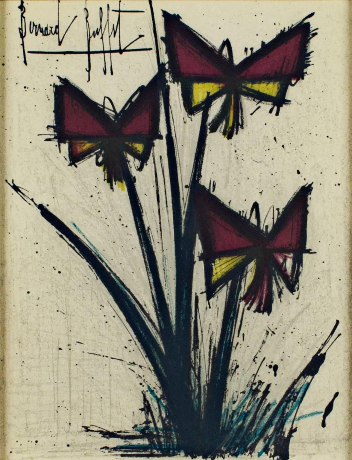 "Pensées" ist eine originale Farblithographie von Bernard Buffet mit einer gedruckten Signatur in der linken oberen Ecke. Dieses Stück zeigt drei Stiefmütterchenblüten in Schwarz, Rot und Gelb. 

10" x 7 1/2" Kunst
20 1/2" x 18" Rahmen

Bernard