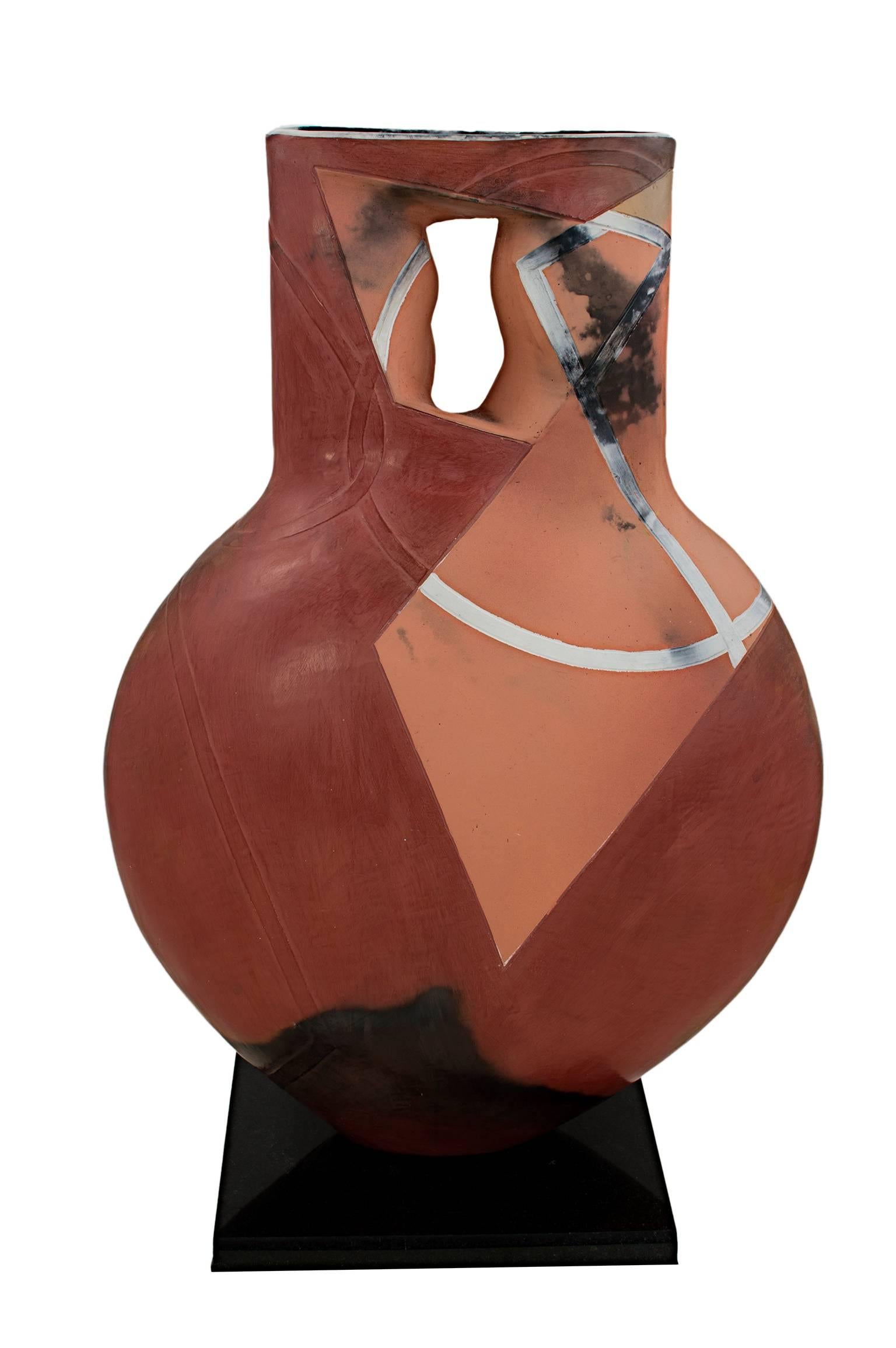 "Pierced Slab Top Jar" est une sculpture en céramique réalisée en Terra Sigillata par Christine LePage. Il est percé dans le col de la jarre et a été fabriqué en noir, rouge, orange et blanc argenté. 

bocal de 18" x 12 1/2

B.S. en éducation