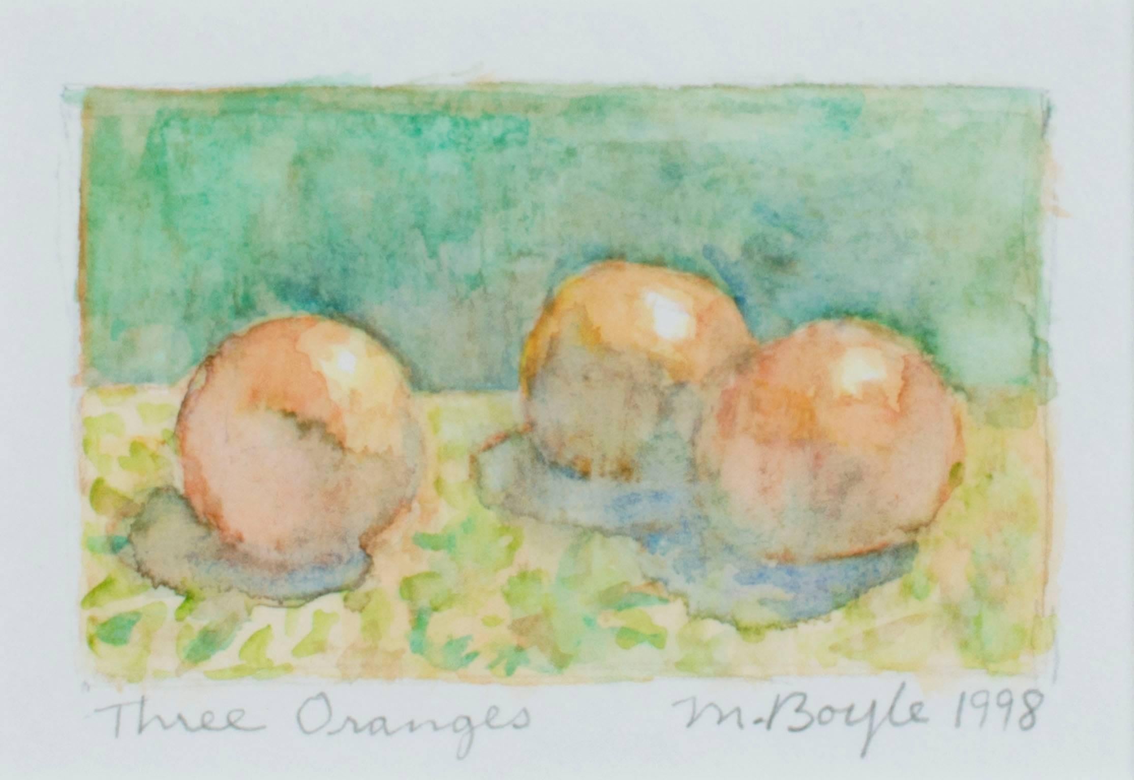 "Drei Orangen" ist ein Original-Aquarell von Michael Boyle. Es zeigt drei Orangen, die auf einem Tisch mit einer gelben und grünen Tischdecke sitzen. Der Künstler hat das Werk rechts unten signiert und datiert und links unten den Titel geschrieben.