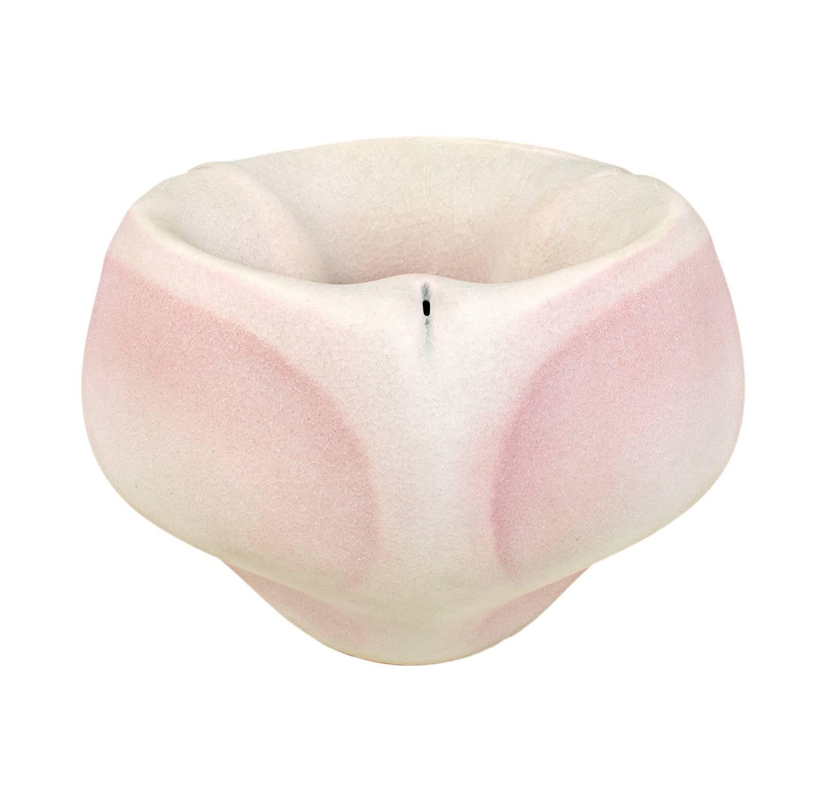 "Flor" es un cuenco de cerámica de porcelana de doble pared de Wayne Fischer. Presenta una delicada coloración rosa y blanca. 

4 1/2" x 7" de diámetro

Ceramista de Milwaukee que reside actualmente en Francia.

Universidad de Wisconsin - Milwaukee
