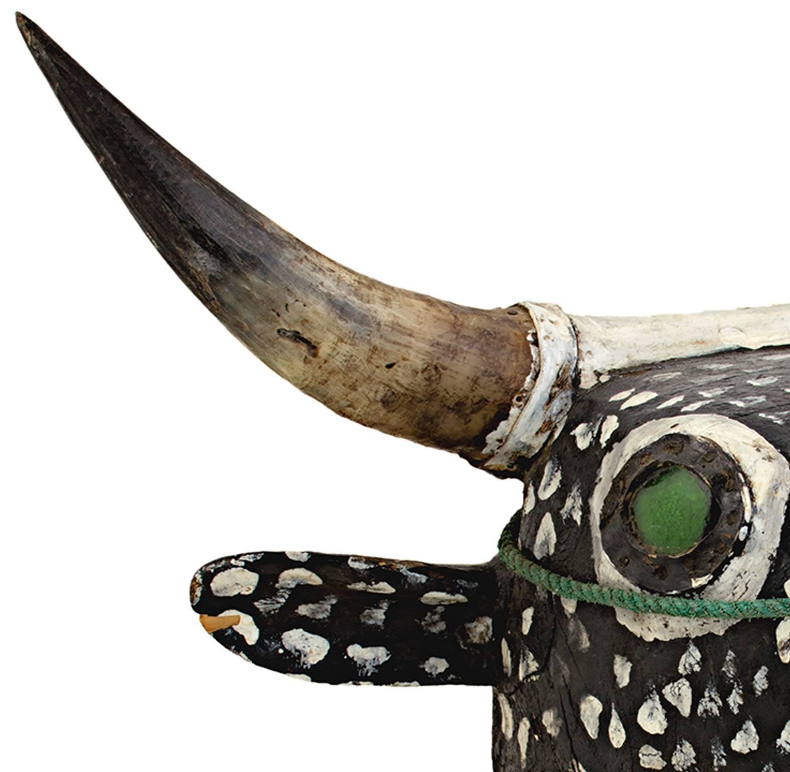 « Tête de vache - tribu Bidjogo portugaise Guinea, », bois peint d'Afrique en vente 1