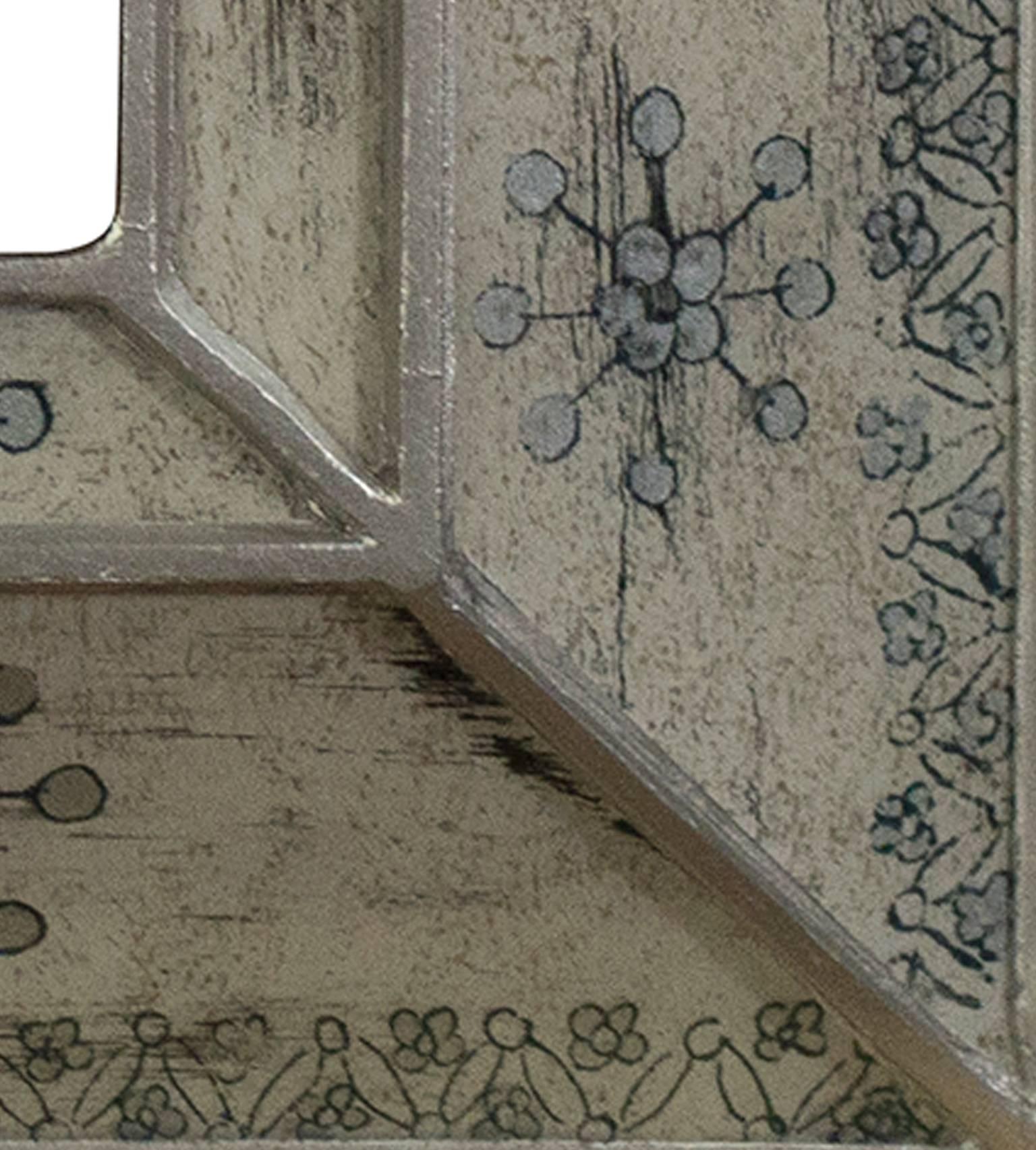 Questa cornice di vetro, ora utilizzata per contenere uno specchio, è stata dipinta a mano da un artista peruviano sconosciuto. L'apertura della cornice è di 8
