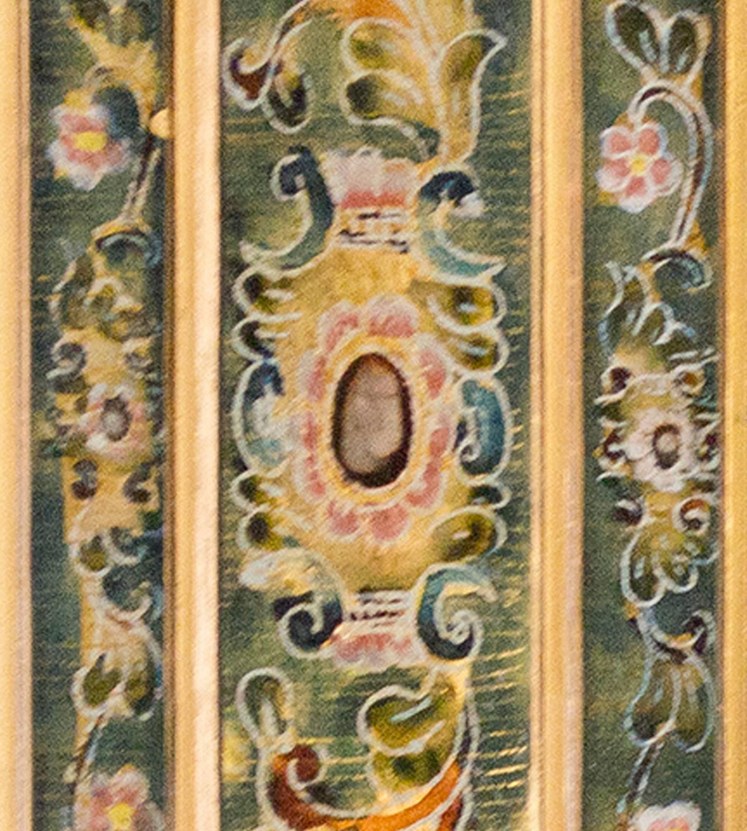 Questa coloratissima cornice di vetro, ora riutilizzata come specchio, è stata dipinta a mano da un artista peruviano sconosciuto. L'apertura della cornice è di 8 pollici di altezza per 10 pollici di larghezza e costituisce un magnifico oggetto