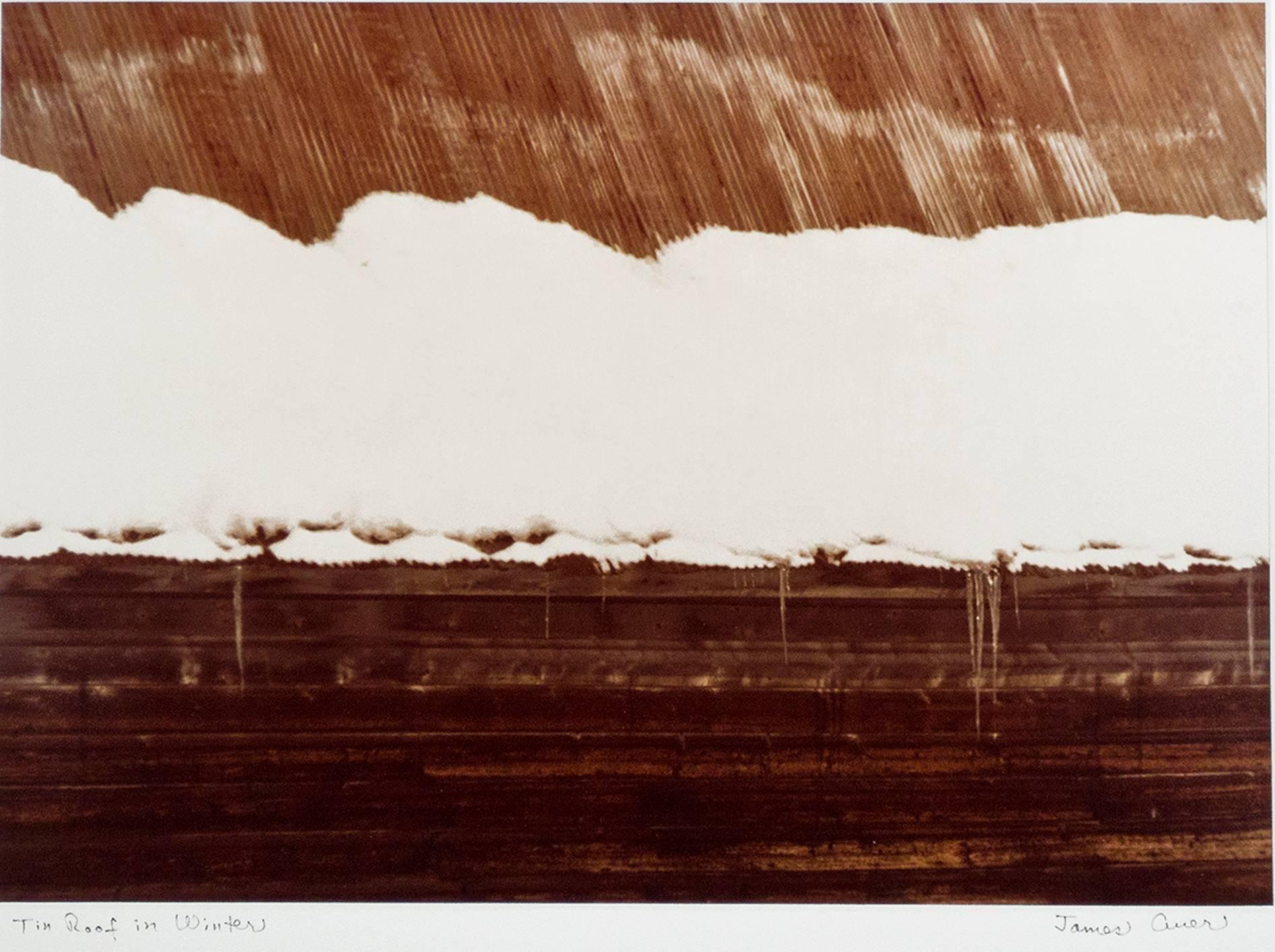 Sepia-Fotografie „Tin Roof in Winter (Weißkante), signiert von James Auer