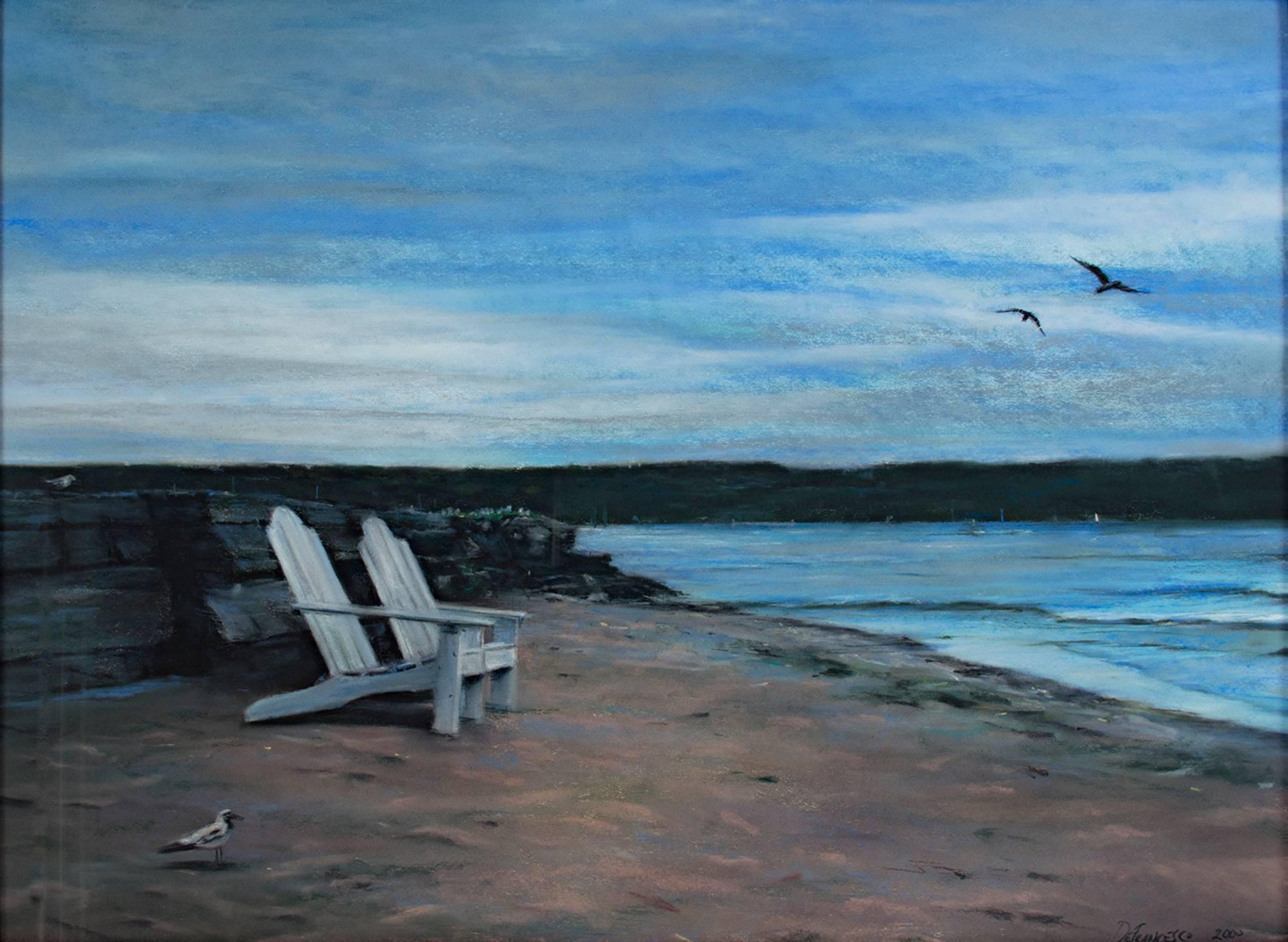 "Twilight on the Beach (Ephraim)" est un dessin original au pastel de Michael DeFrancesco. L'artiste a signé l'œuvre en bas à droite. Cette pièce représente deux chaises sur la plage d'un petit village du comté de Door, dans le Wisconsin. Séparés