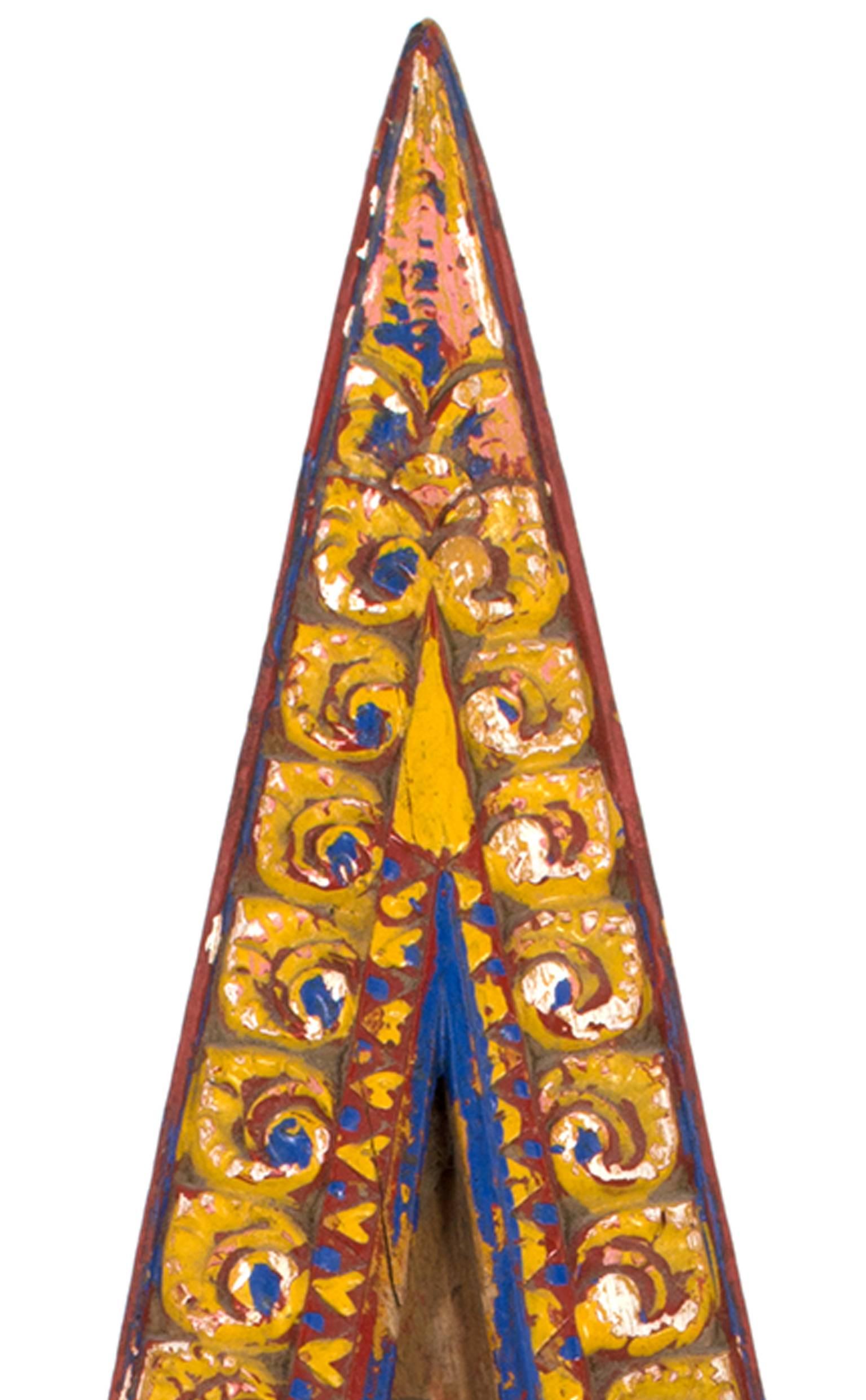  Plateau en bois triangulaire indonsien , peint en jaune, bleu et rouge  - Artisanat Sculpture par Unknown