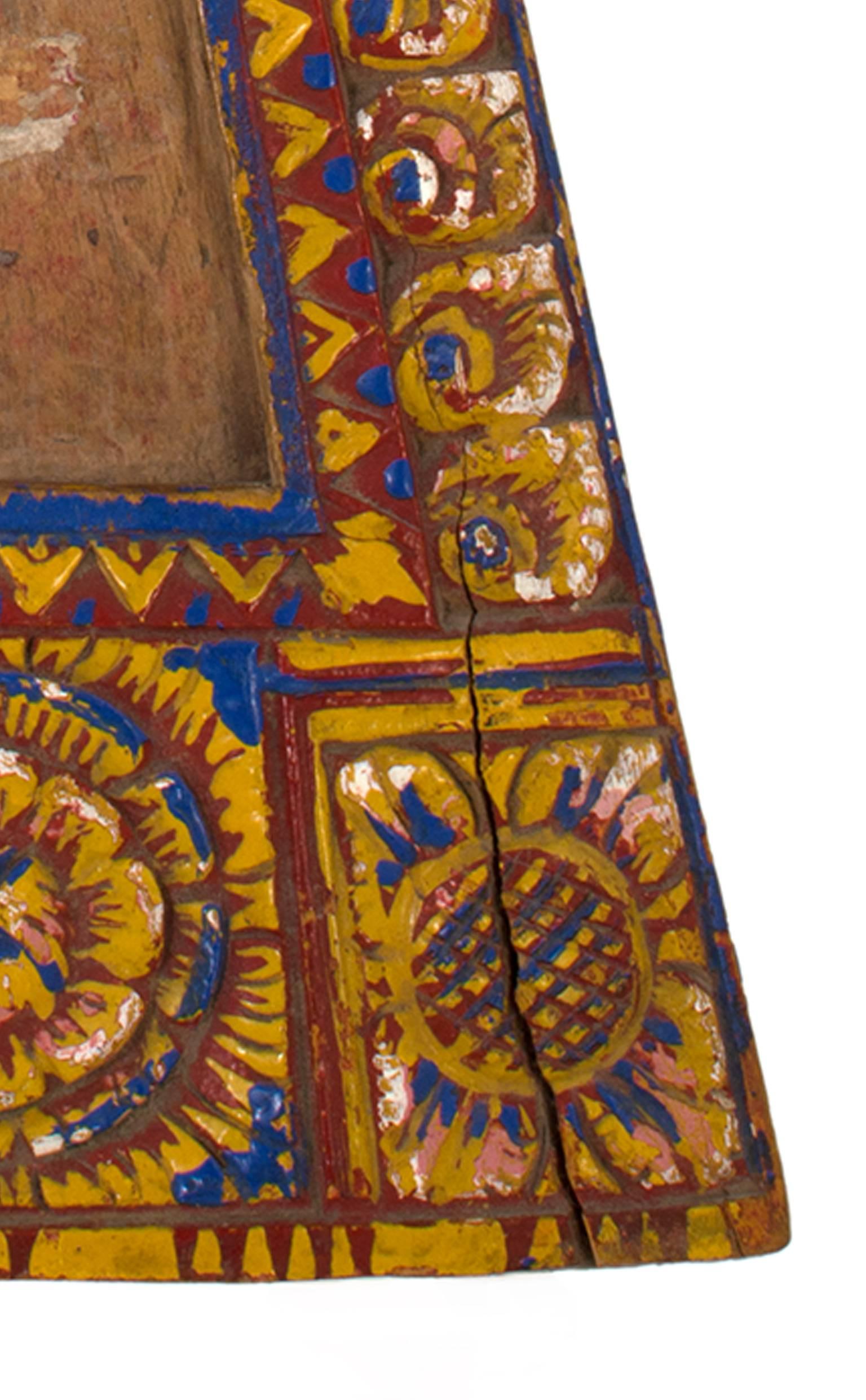 Ce plateau triangulaire en bois a été créé par un artiste indonésien inconnu. Il présente des motifs peints complexes en jaune, bleu et rouge. Il a été créé au 19ème siècle. Contient du riz pour les cérémonies.

14 3/8