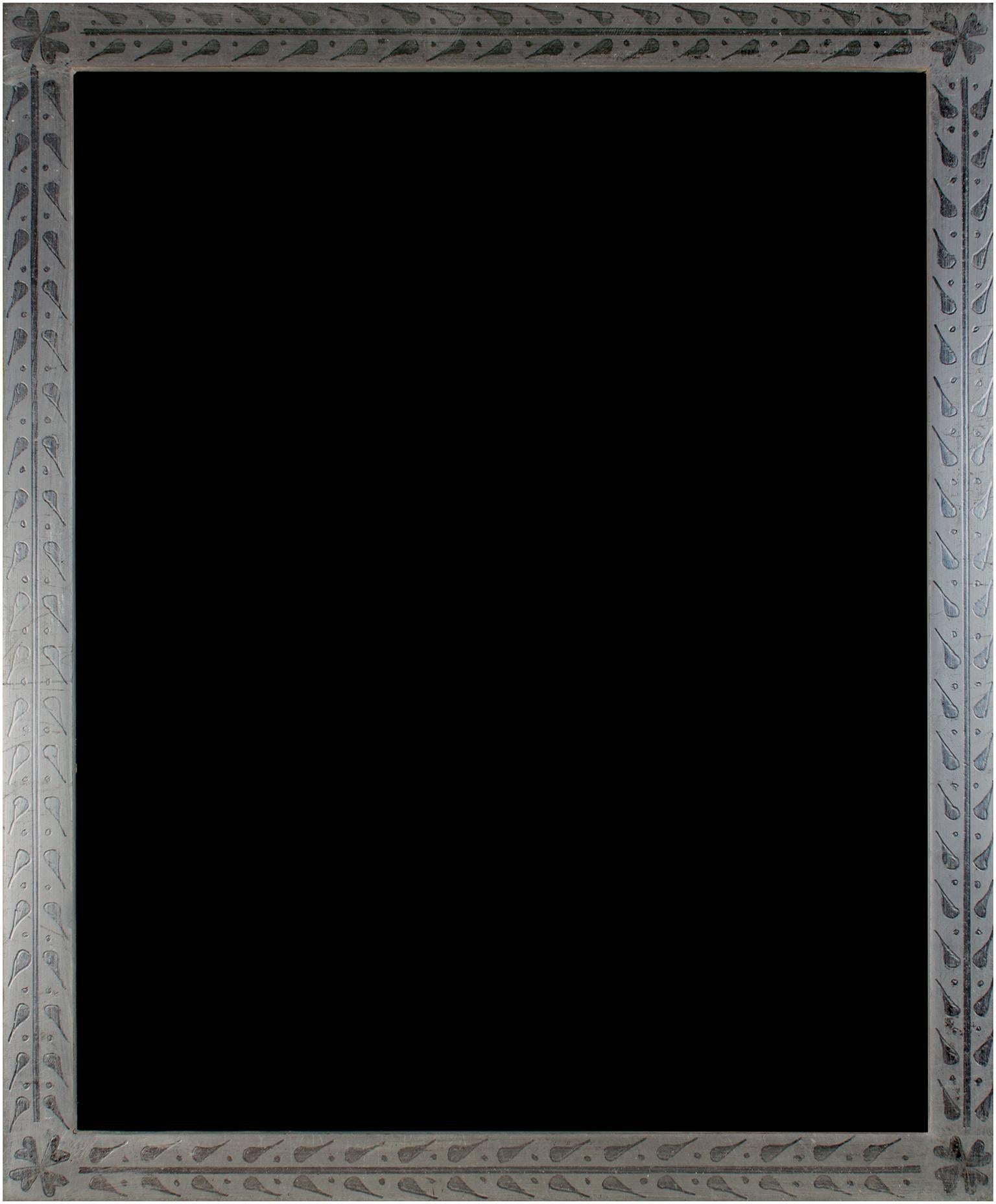 Questo portafoto è stato realizzato a mano in Romania e presenta una foglia d'oro a 22 carati. È realizzata in legno e include plexiglass da archivio per proteggere gli oggetti esposti dallo sbiadimento o da altri danni causati dalla luce. Questa