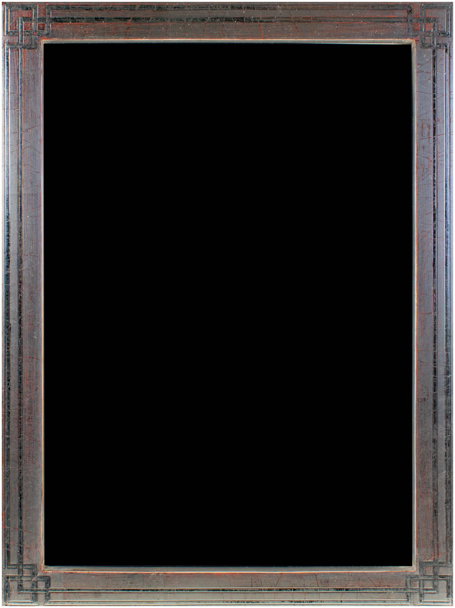 Questo portafoto è stato realizzato a mano in Romania e presenta una foglia d'oro bianco a 12 carati. È realizzata in legno e include plexiglass da archivio per proteggere gli oggetti esposti dallo sbiadimento o da altri danni causati dalla luce.