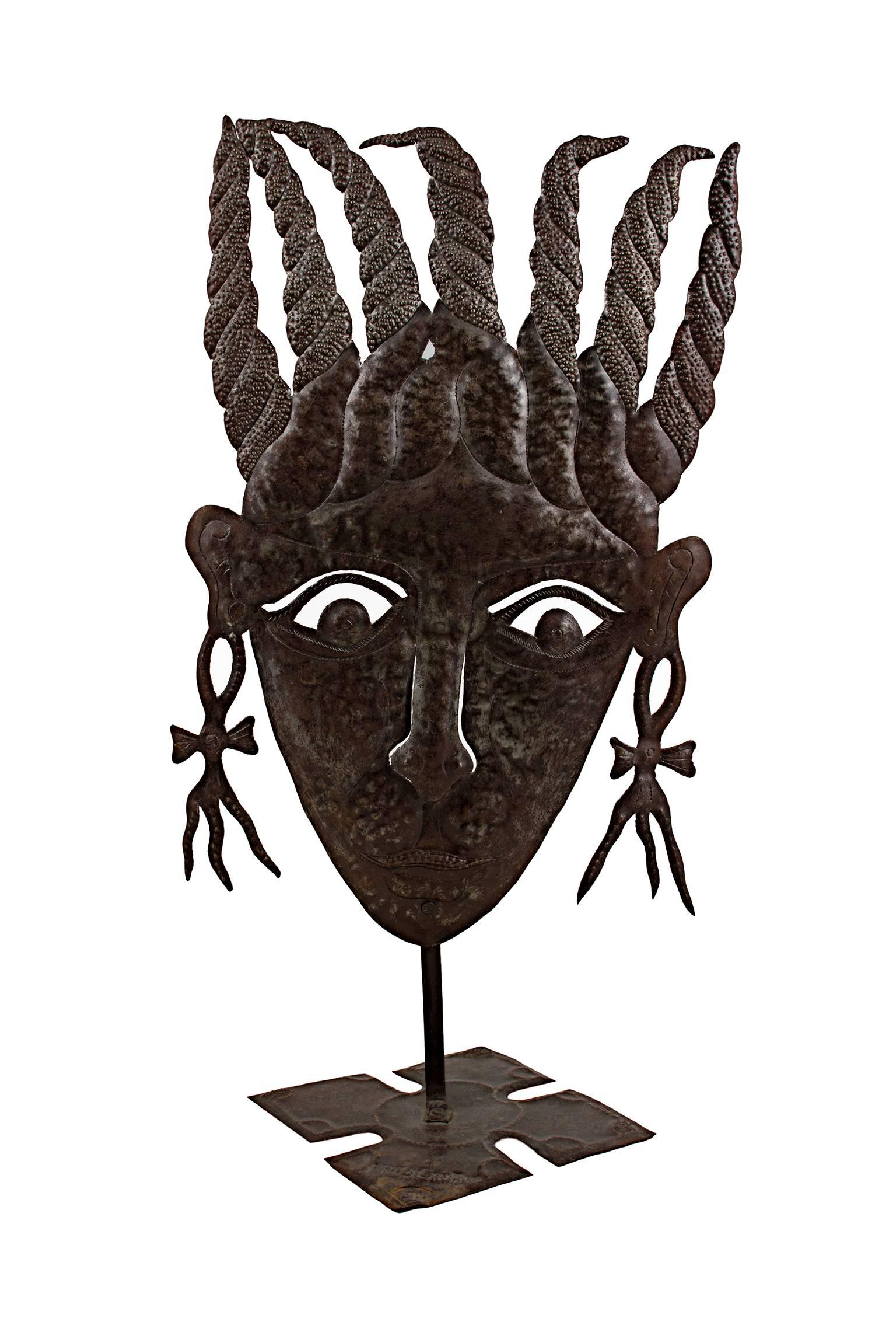 Fred Cantave Figurative Sculpture – „Head of Girl mit ausgefallenen Ohrringen“, Stahl signiert von Fred Cantava