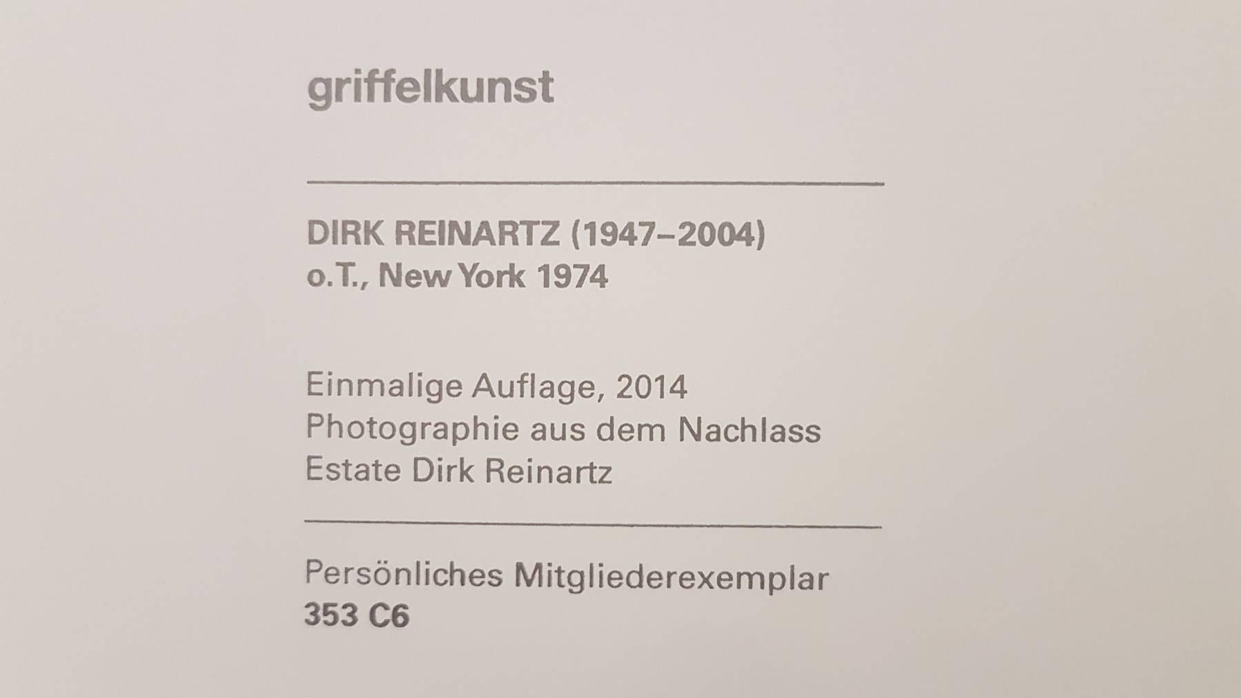 Titel: Ohne Titel (New York)
Medium: Photographie
Jahr: 1974/2014
Herausgeber: Griffelkunst Hamburg
Größe: 7,4 × 10,7 auf 11,5 × 15,4 Zoll

Nach einer Fotografenausbildung im Fotohaus Preim in Aachen und einem Studium bei Otto Steinert wurde Dirk