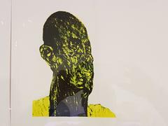 Schwarzer Mann mit schwarzem Fuß