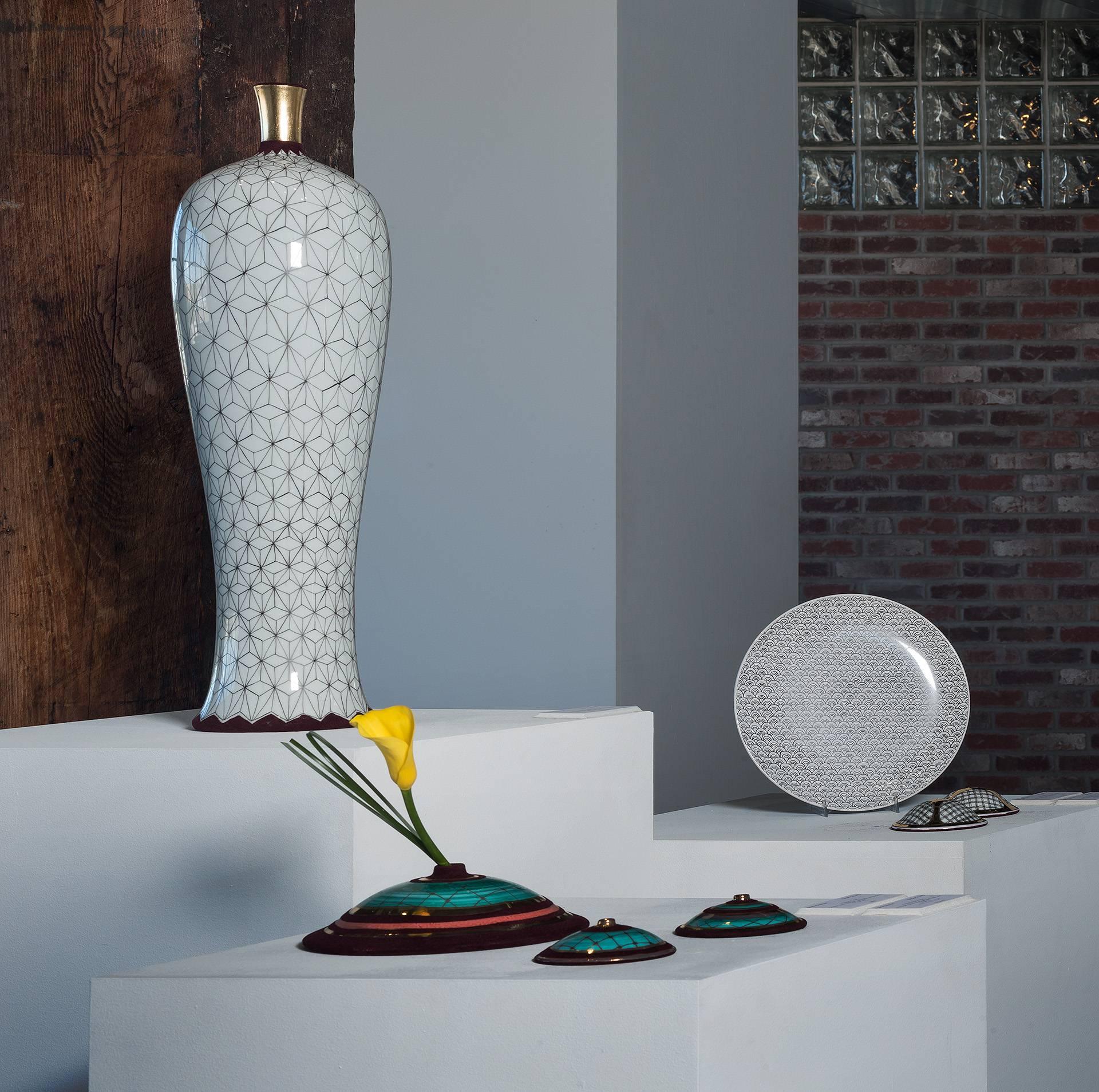 Vase à motif « Stern » - Contemporain Art par Melanie Sherman