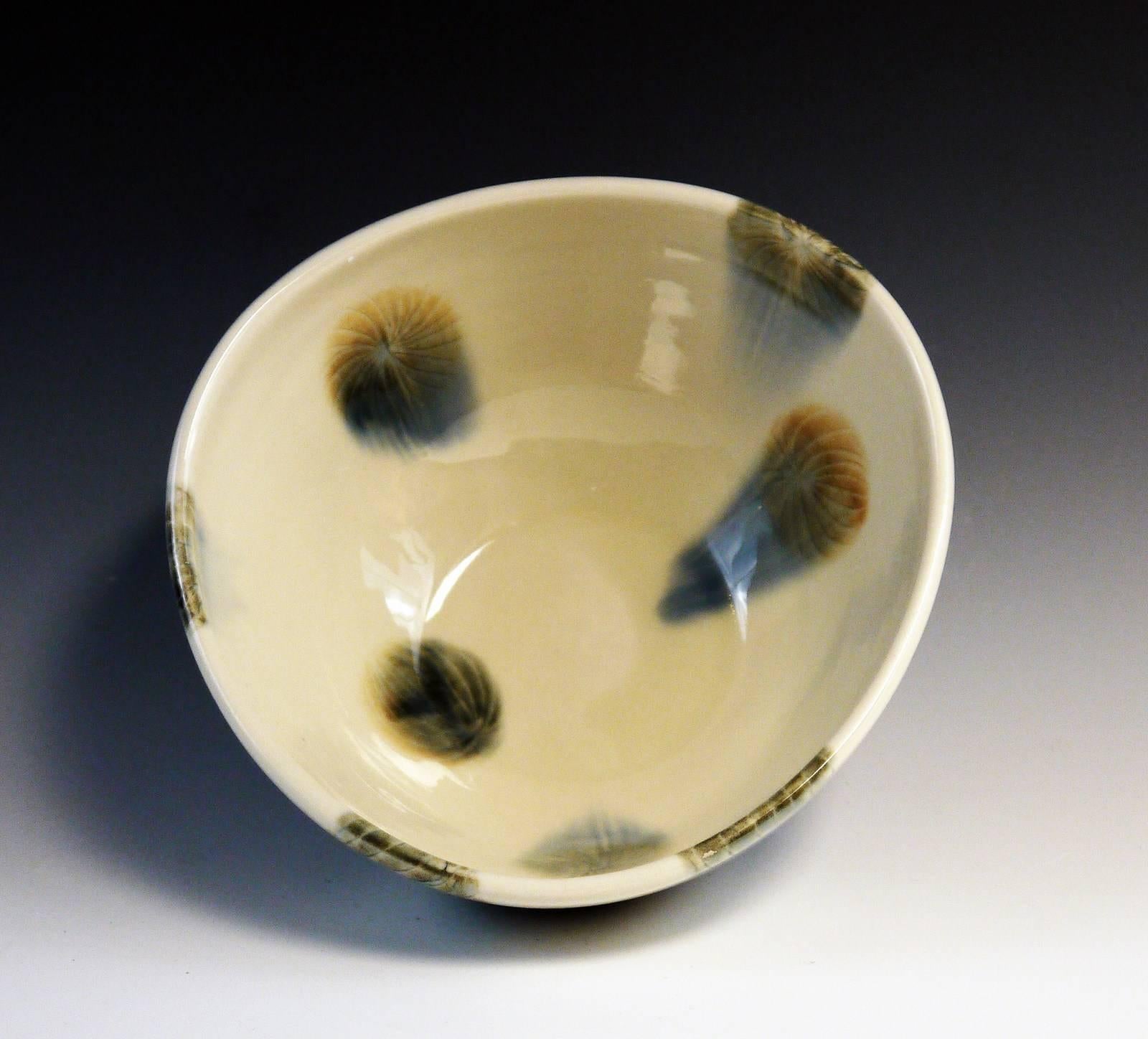 Title : Bowl
Materials : Porcelain, Underglaze, Glaze
Date : 2017
Dimensions :
Description : Soft Gray Lantern Pattern
