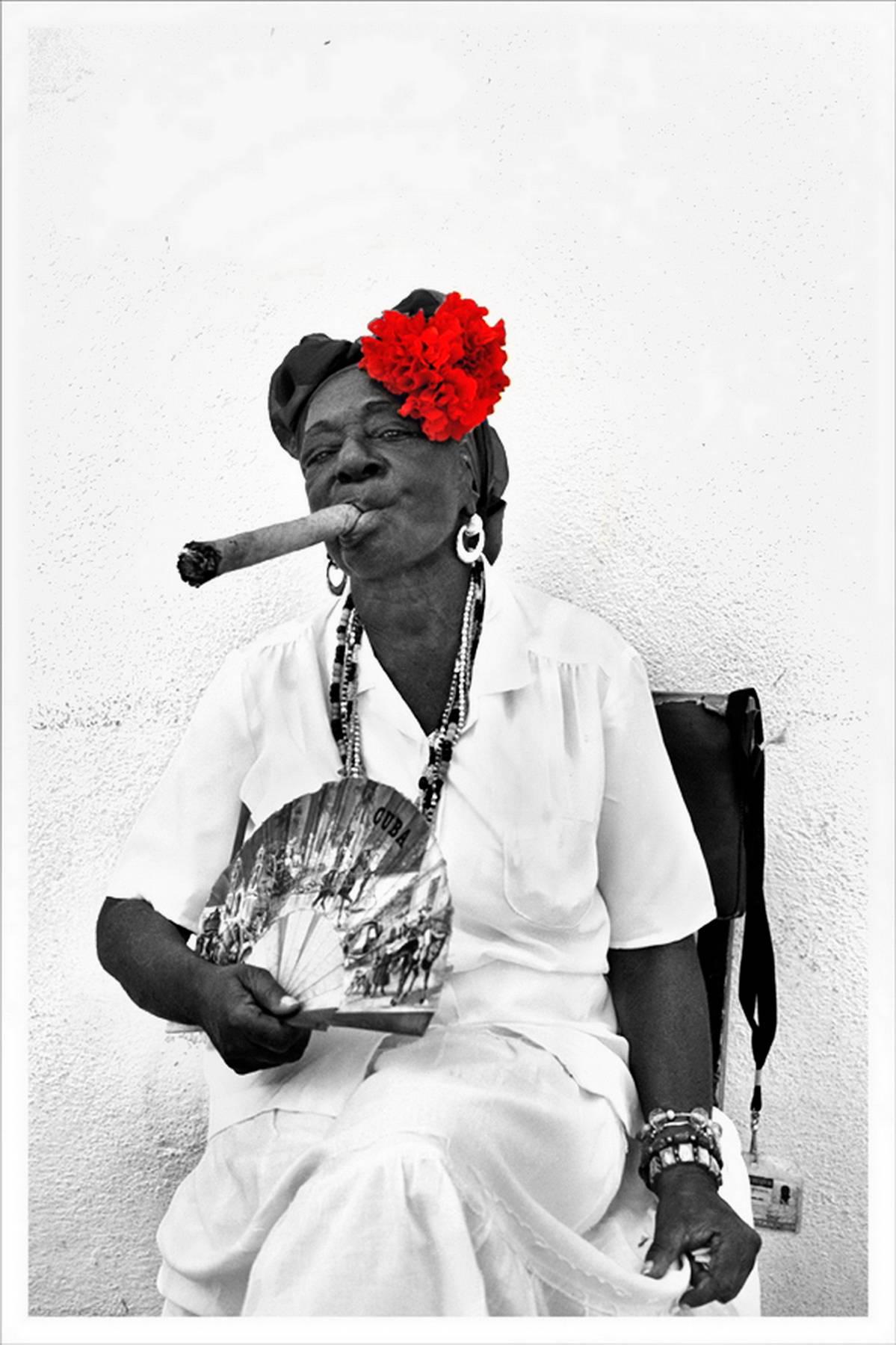 Black and White Photograph H. Allen Benowitz - La vieille dame au cigare B/W ; photographie de La Havane, Cuba