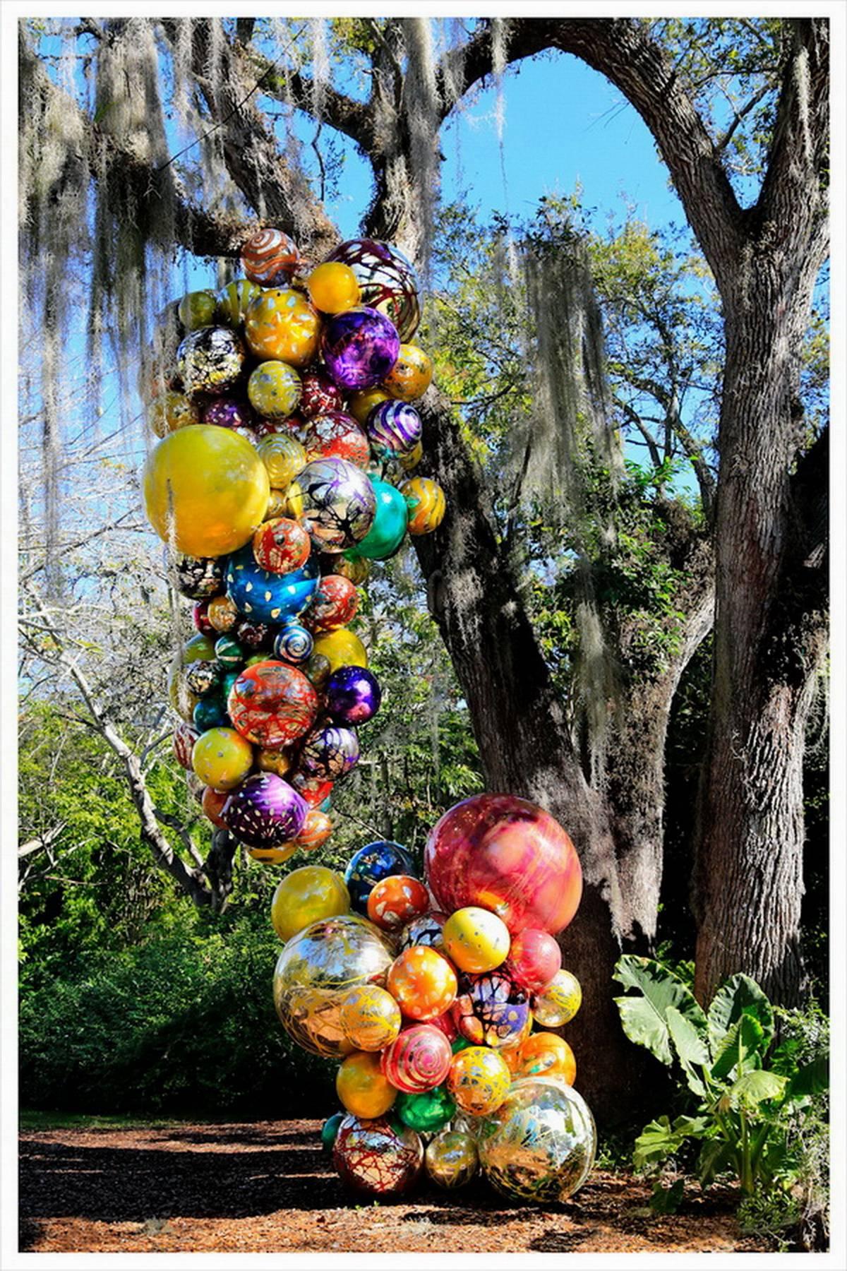 H. Allen Benowitz Color Photograph – Chihuly-Glasskulptur; Flora-Koral-Blumenkugeln, FL- Fotografie