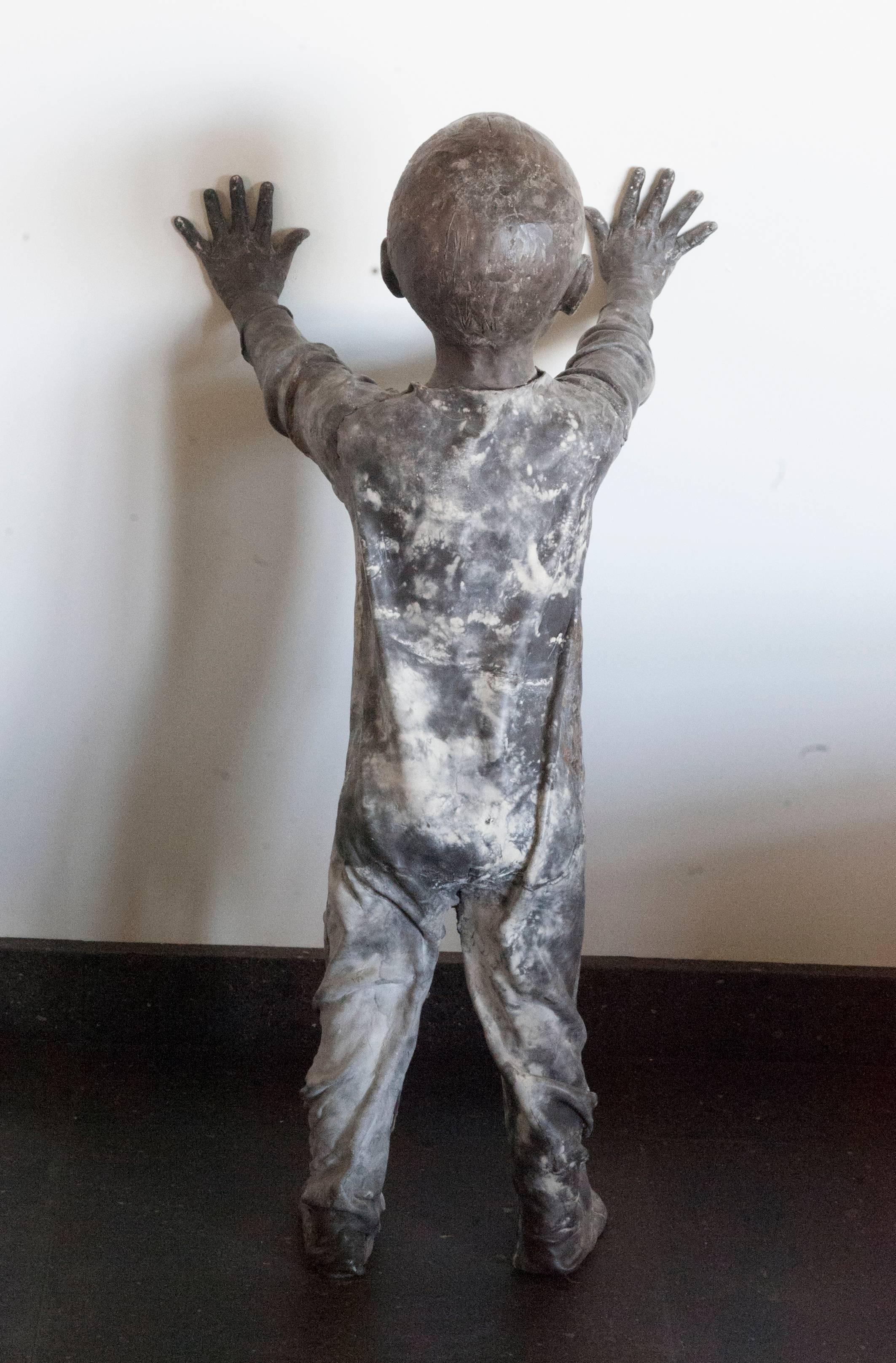 Jose Cobo Figurative Sculpture - Niño Apoyado en la Pared,  sculpture