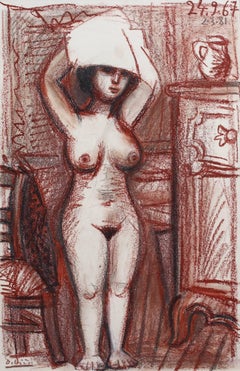 Donna nuda che si asciuga i capelli