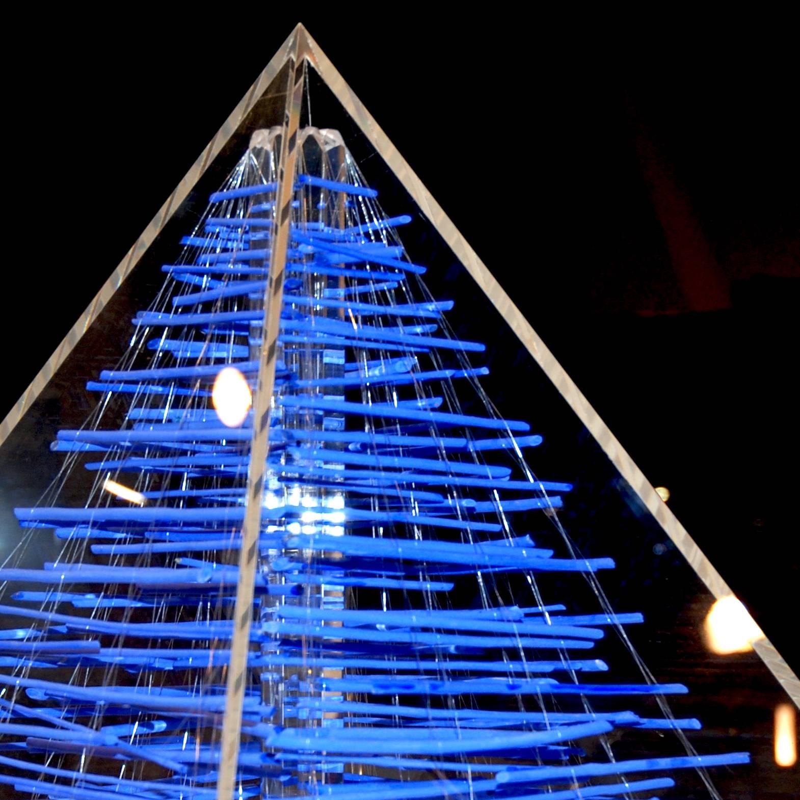 Pyramide bleue, rouge et naturelle - Sculpture by Bernard Abril