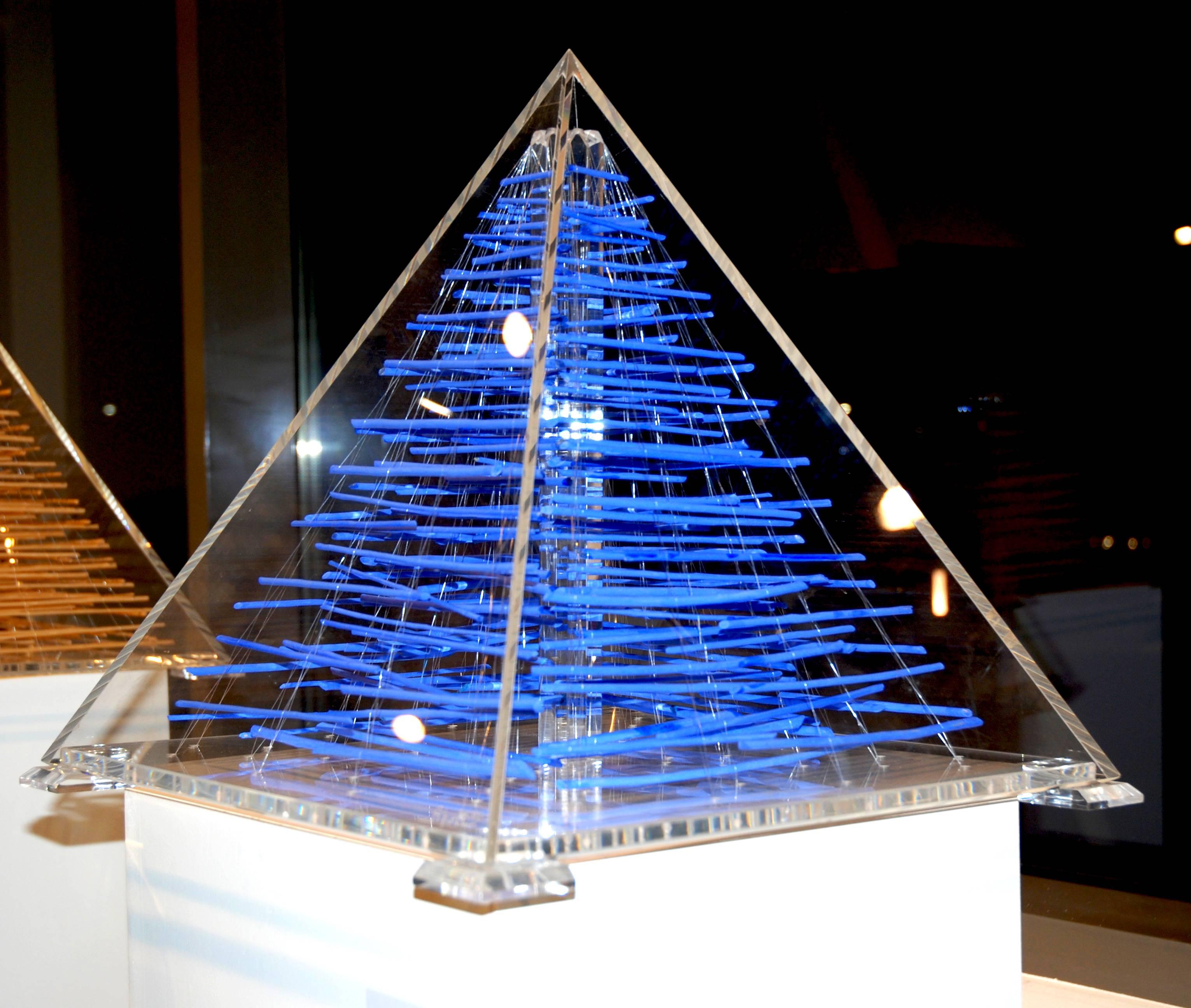 Bernard Abril Figurative Sculpture - Pyramide bleue, rouge et naturelle