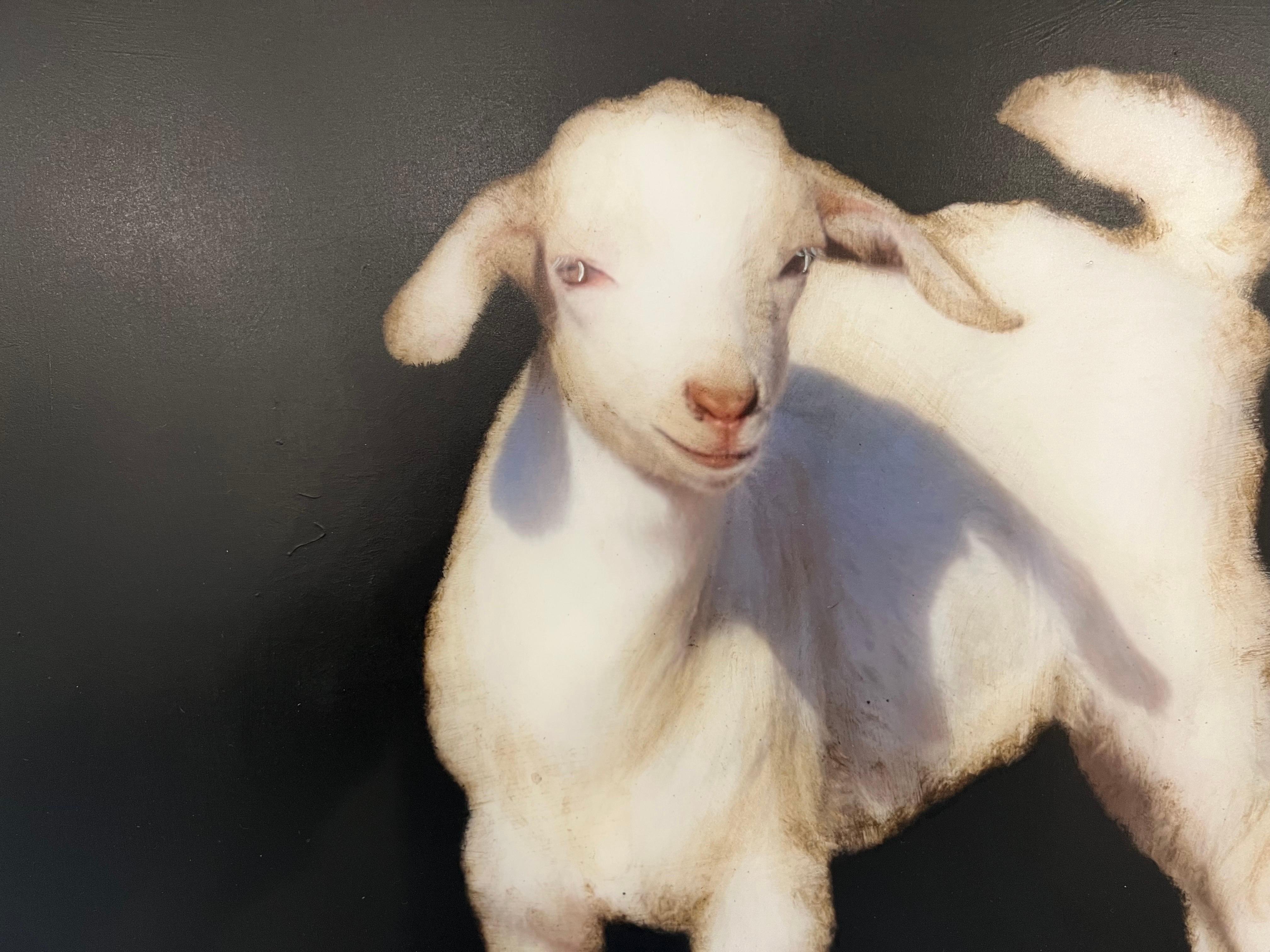 Little Bo di Dawne Raulet, opera d'arte contemporanea mista di agnello in formato Petite 2