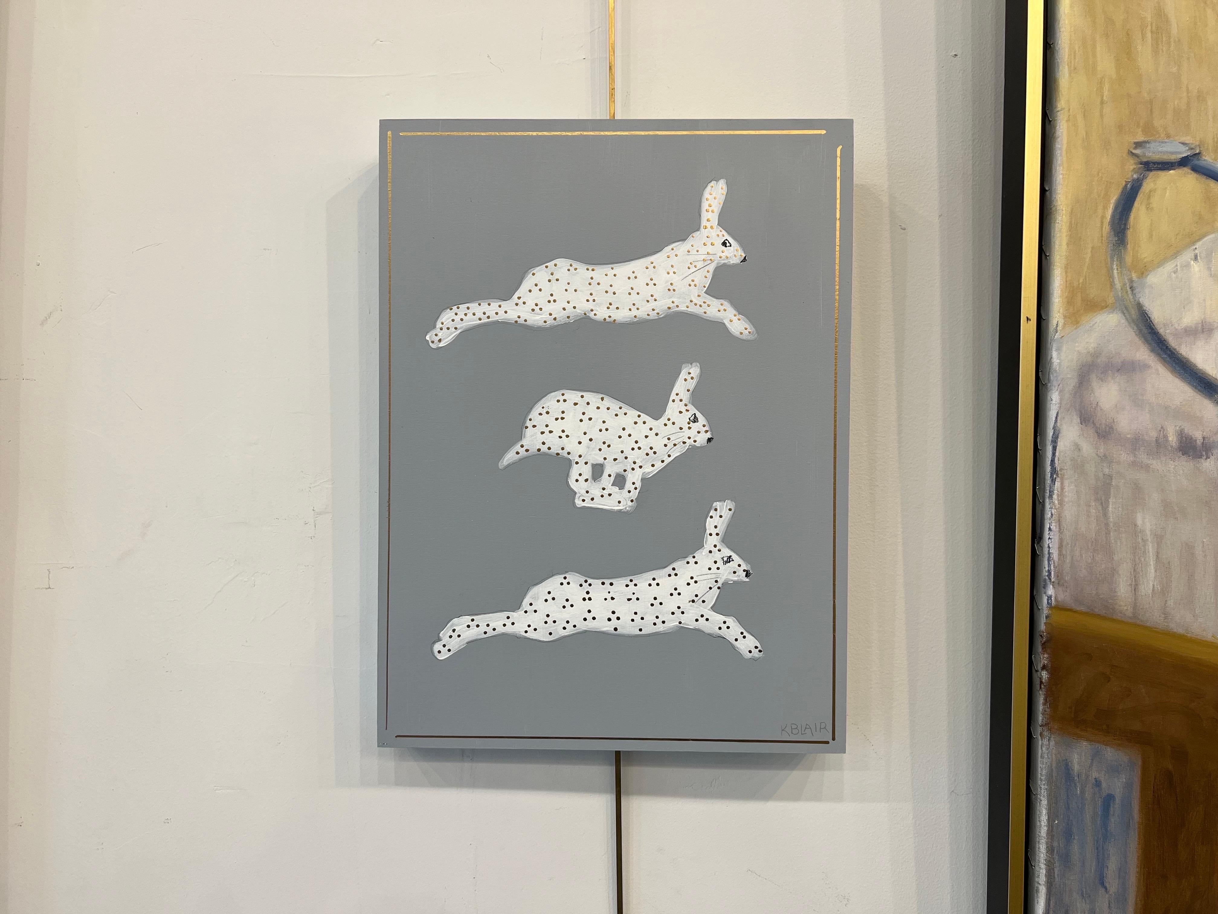 Le Lapin Gambade I von Karen Blair, Graues gerahmtes zeitgenössisches Kaninchengemälde – Painting von Karen Blair 