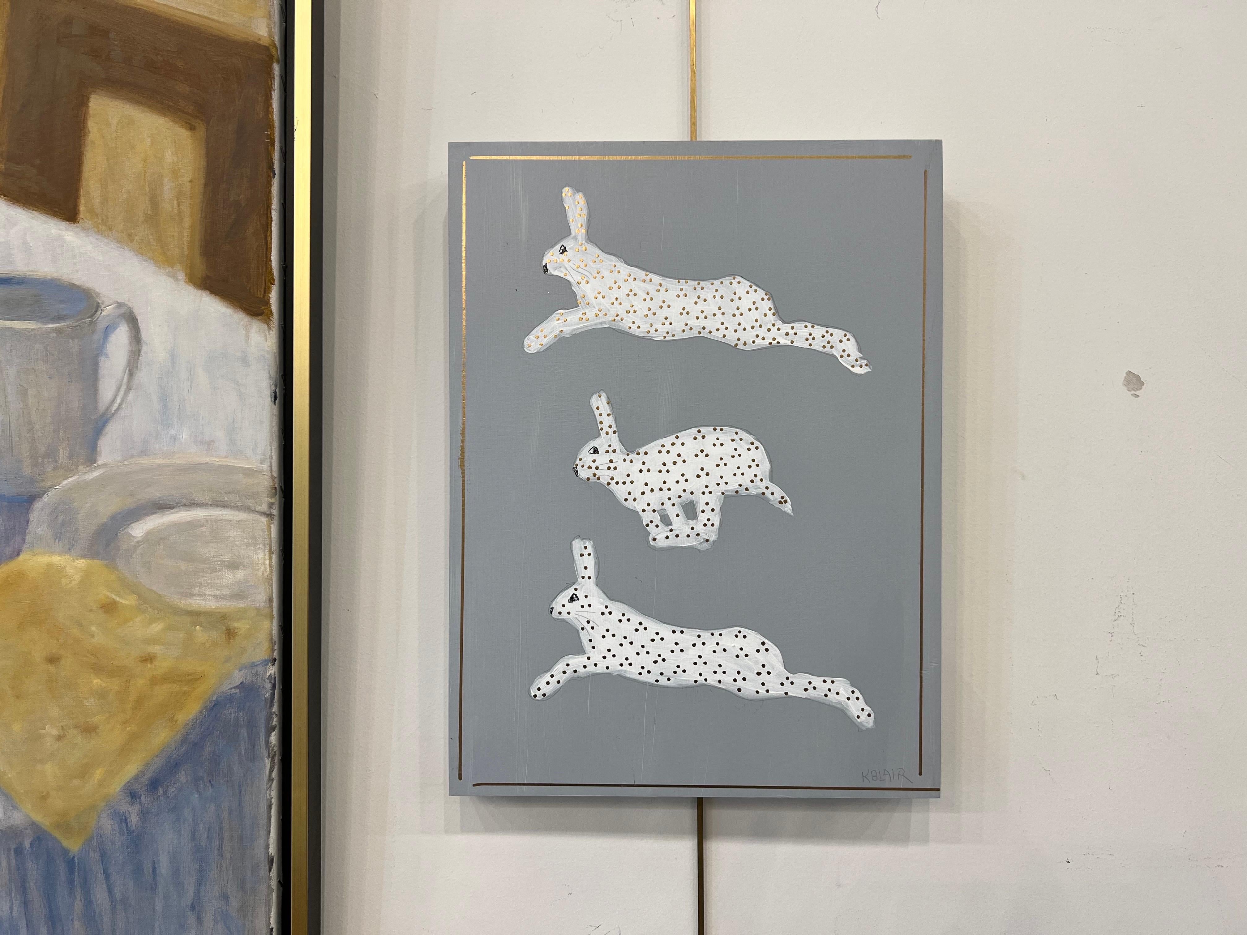 Le Lapin Gambade II von Karen Blair, Graues gerahmtes zeitgenössisches Kaninchengemälde – Painting von Karen Blair 