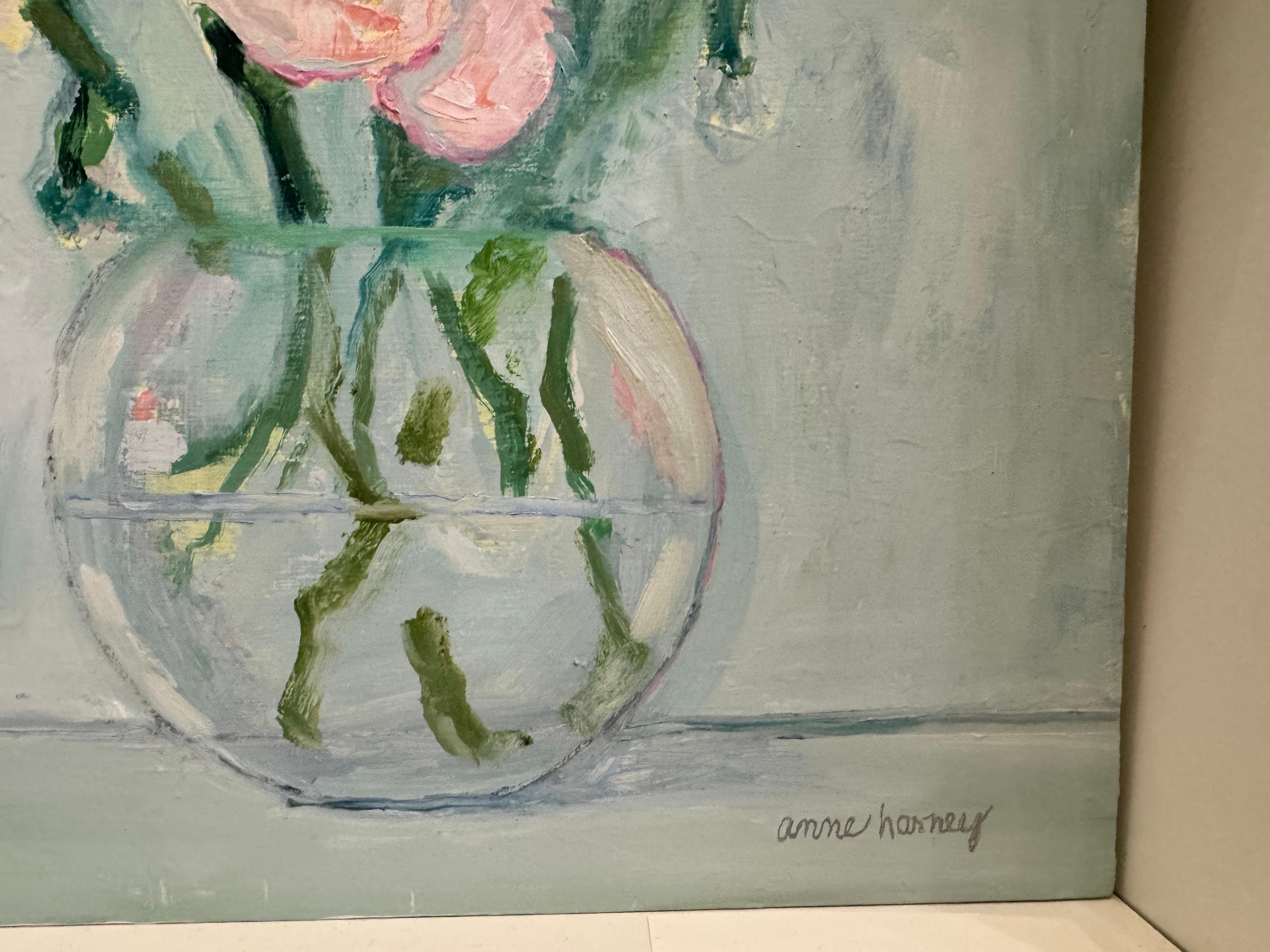 Pivoines roses dans un vase en verre par Anne Harney, peinture florale contemporaine et bleue en vente 2