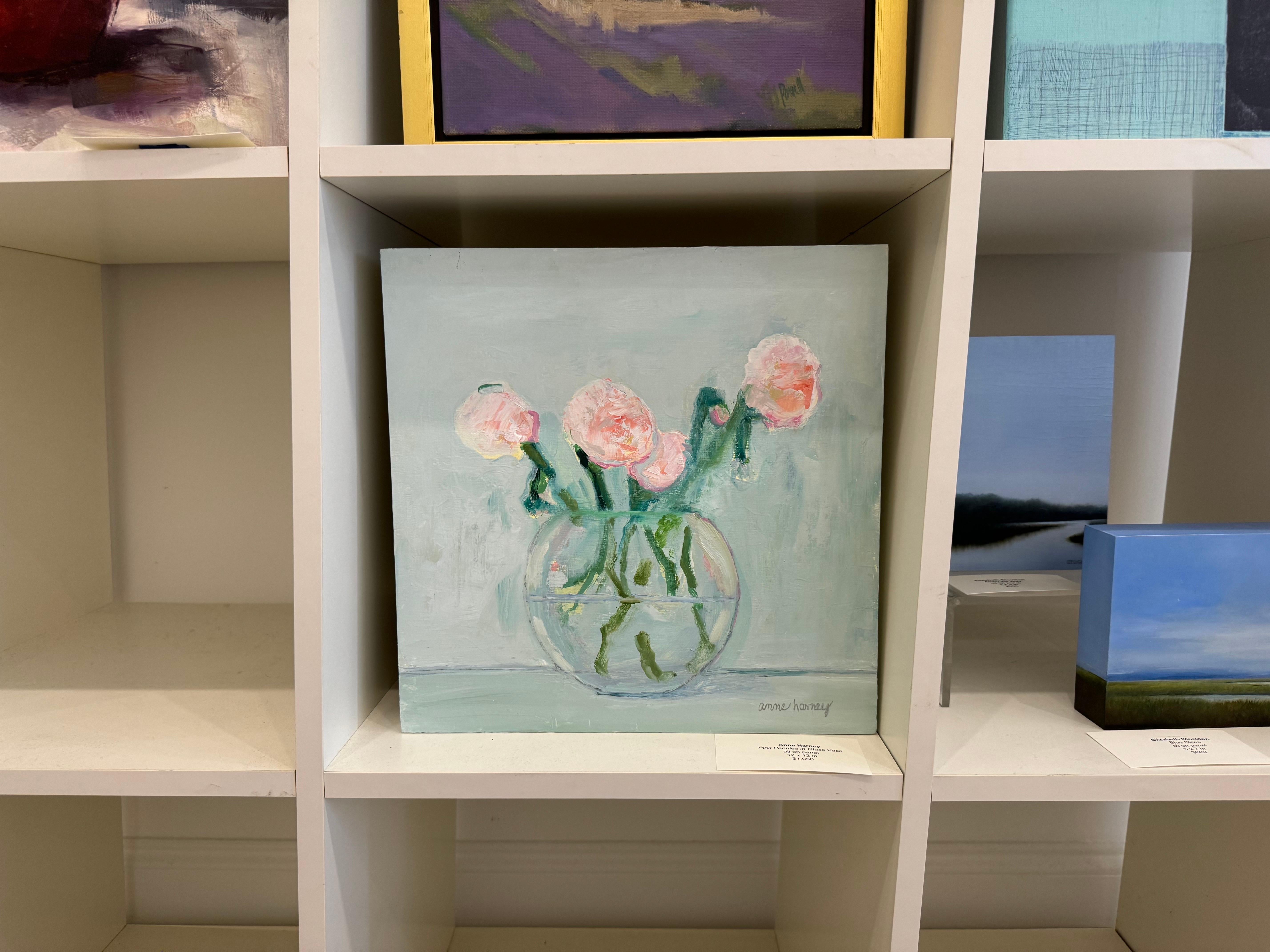 Pivoines roses dans un vase en verre par Anne Harney, peinture florale contemporaine et bleue en vente 1