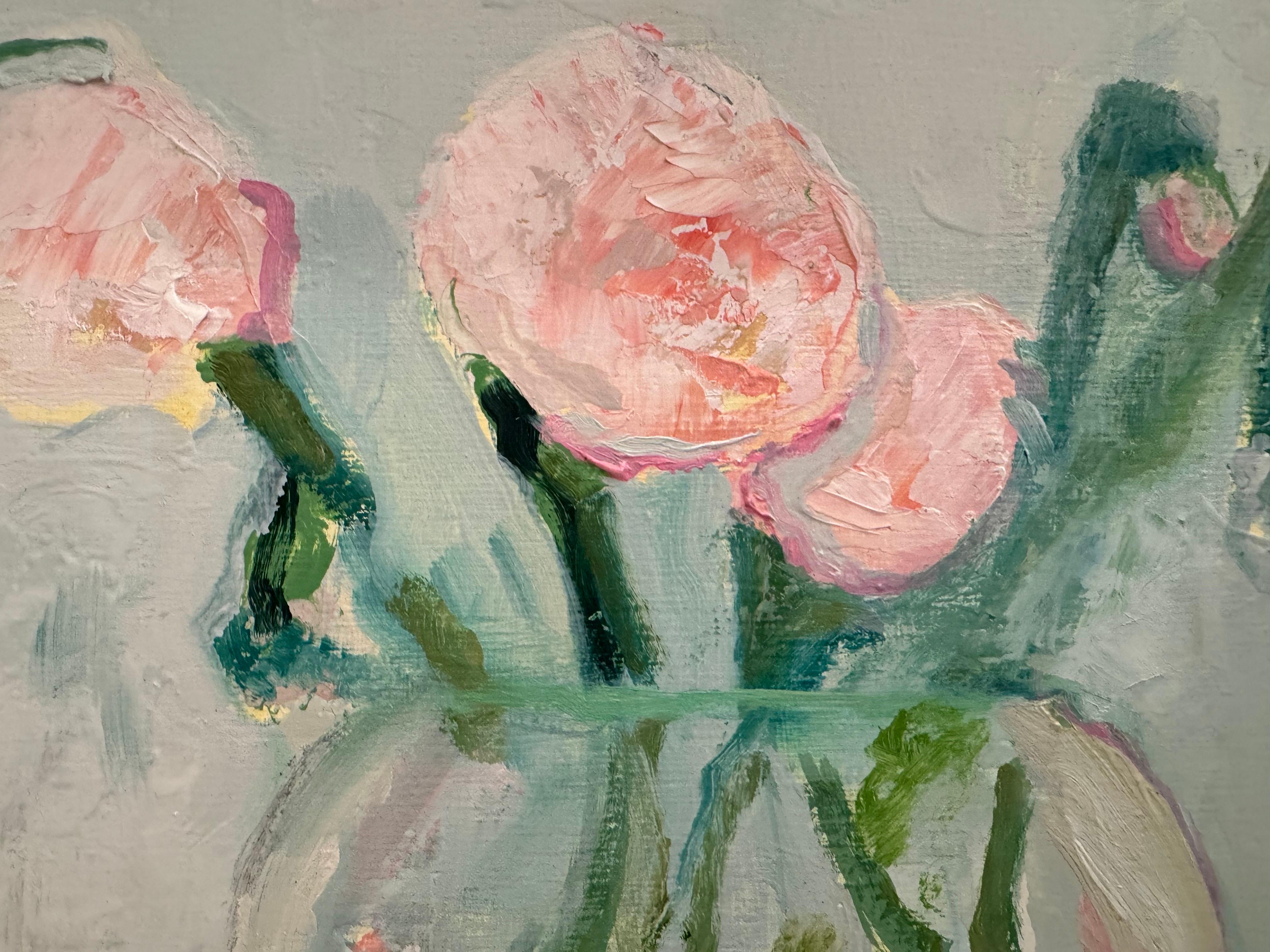 Pivoines roses dans un vase en verre par Anne Harney, peinture florale contemporaine et bleue en vente 4