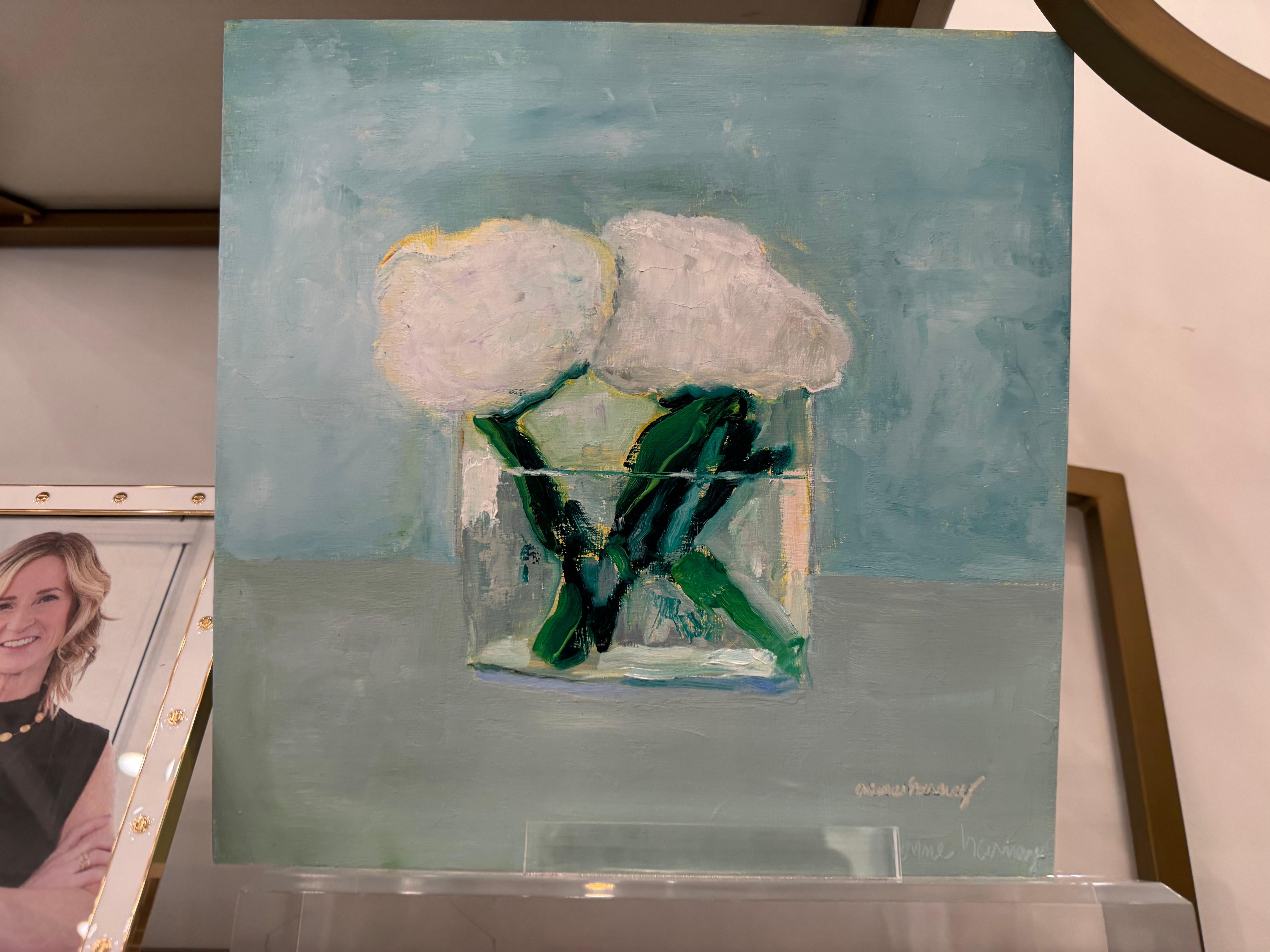 Rosas blancas de Anne Harney, pintura floral contemporánea con rosa, azul y verde en venta 5